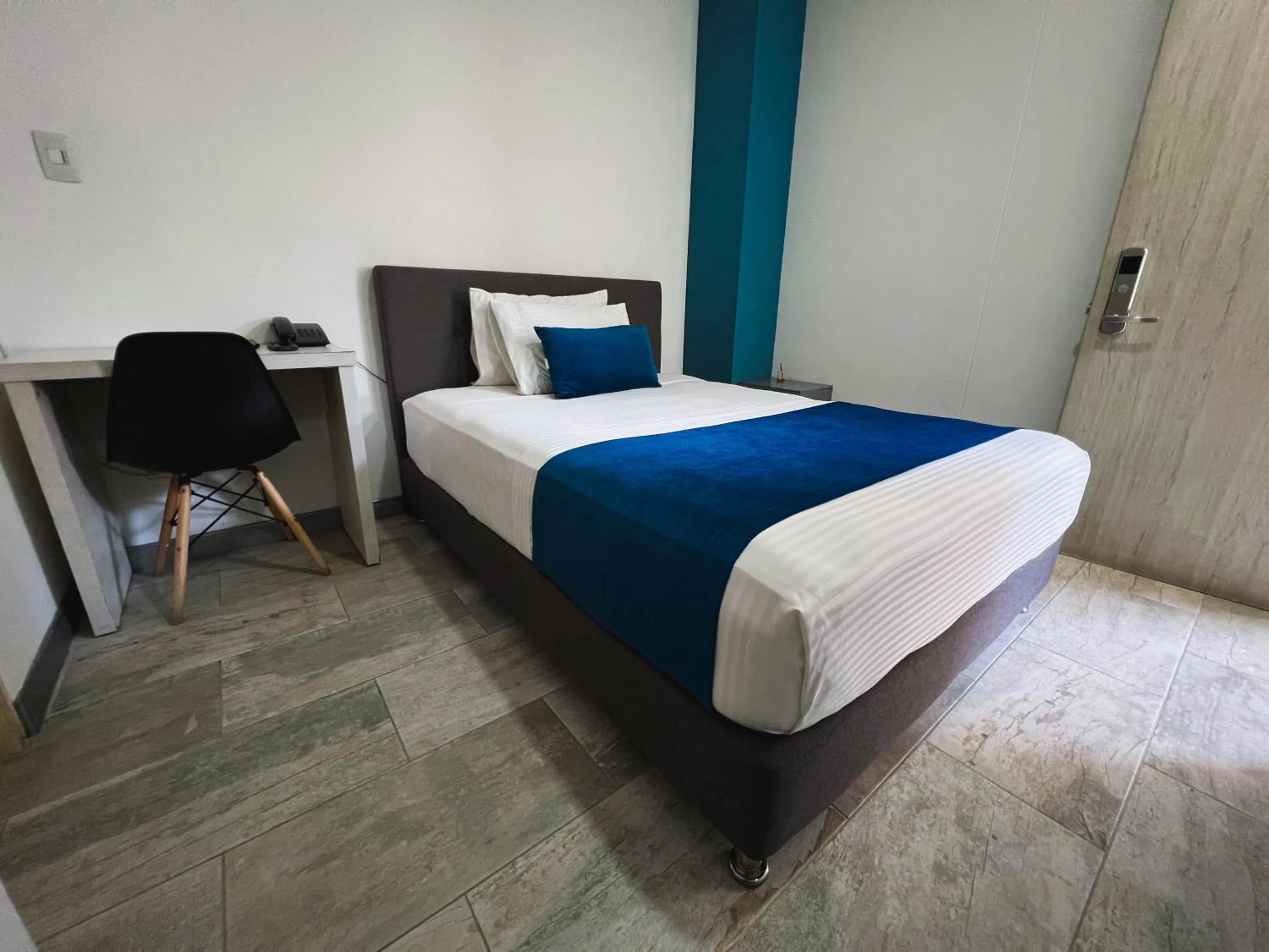 Photo of the whole room in Hotel Rosales Gold