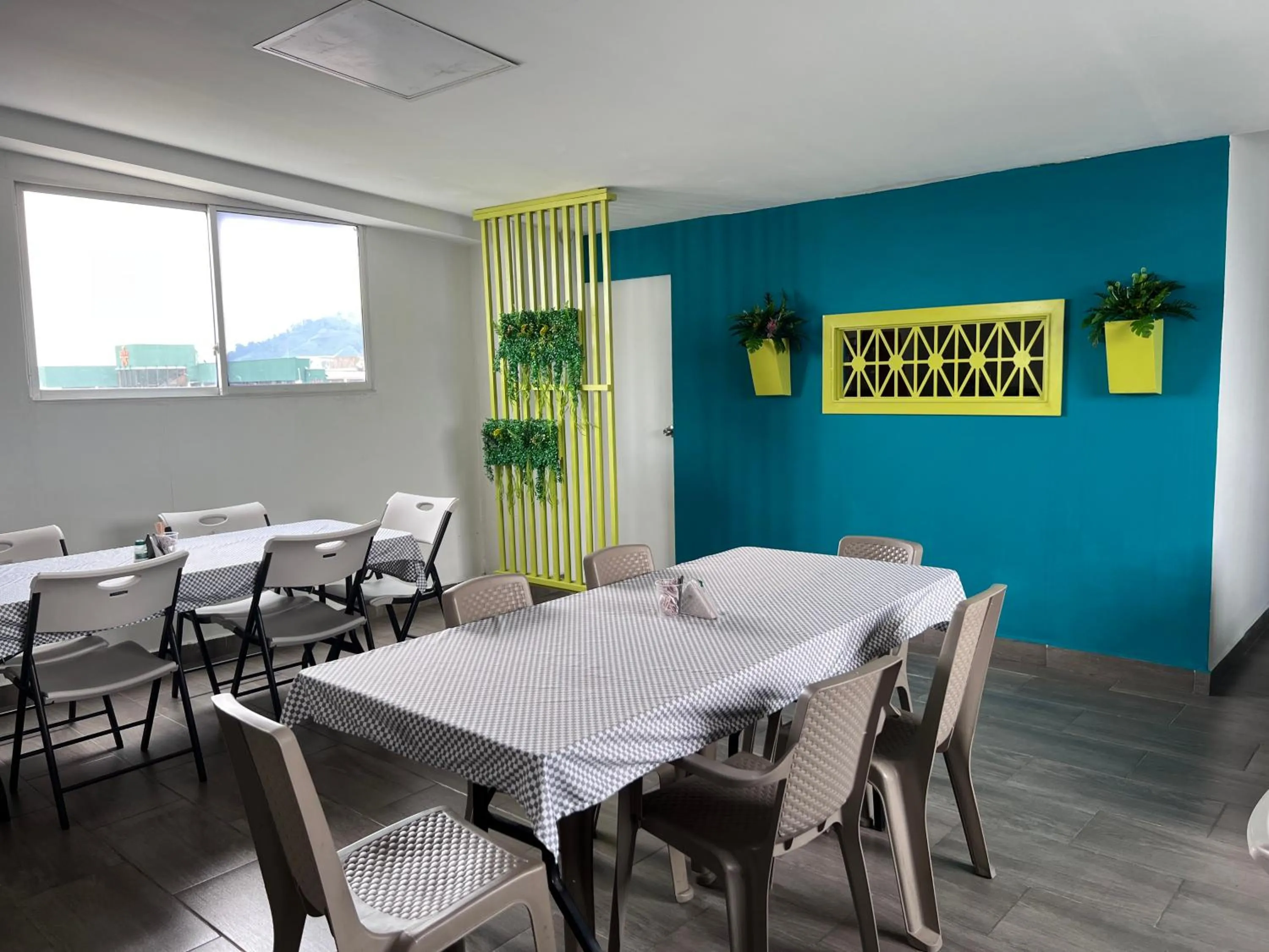 Restaurant/places to eat in Hotel Rosales Gold