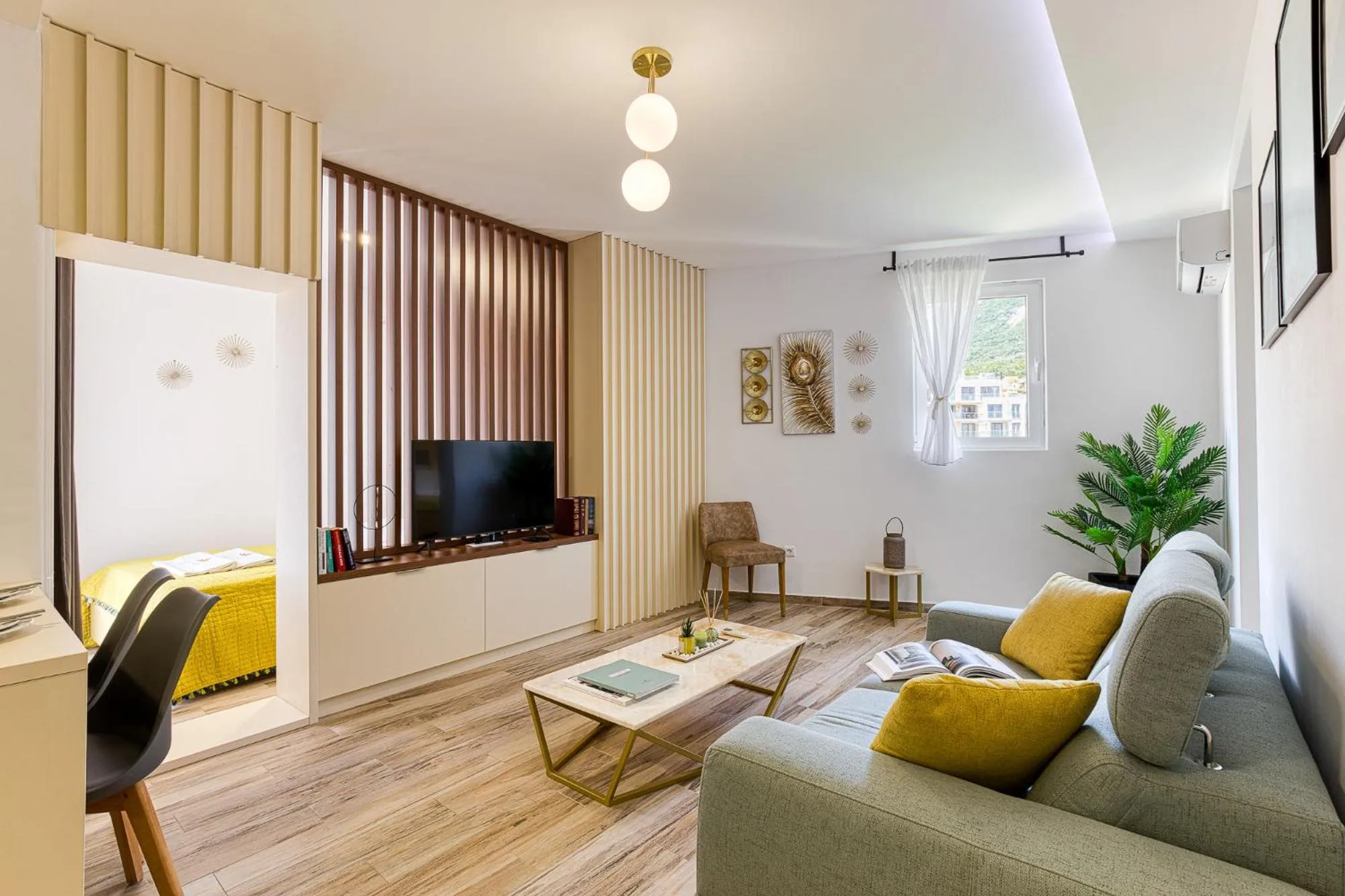 TV and multimedia in Sunny Side Wellness Resort & Spa