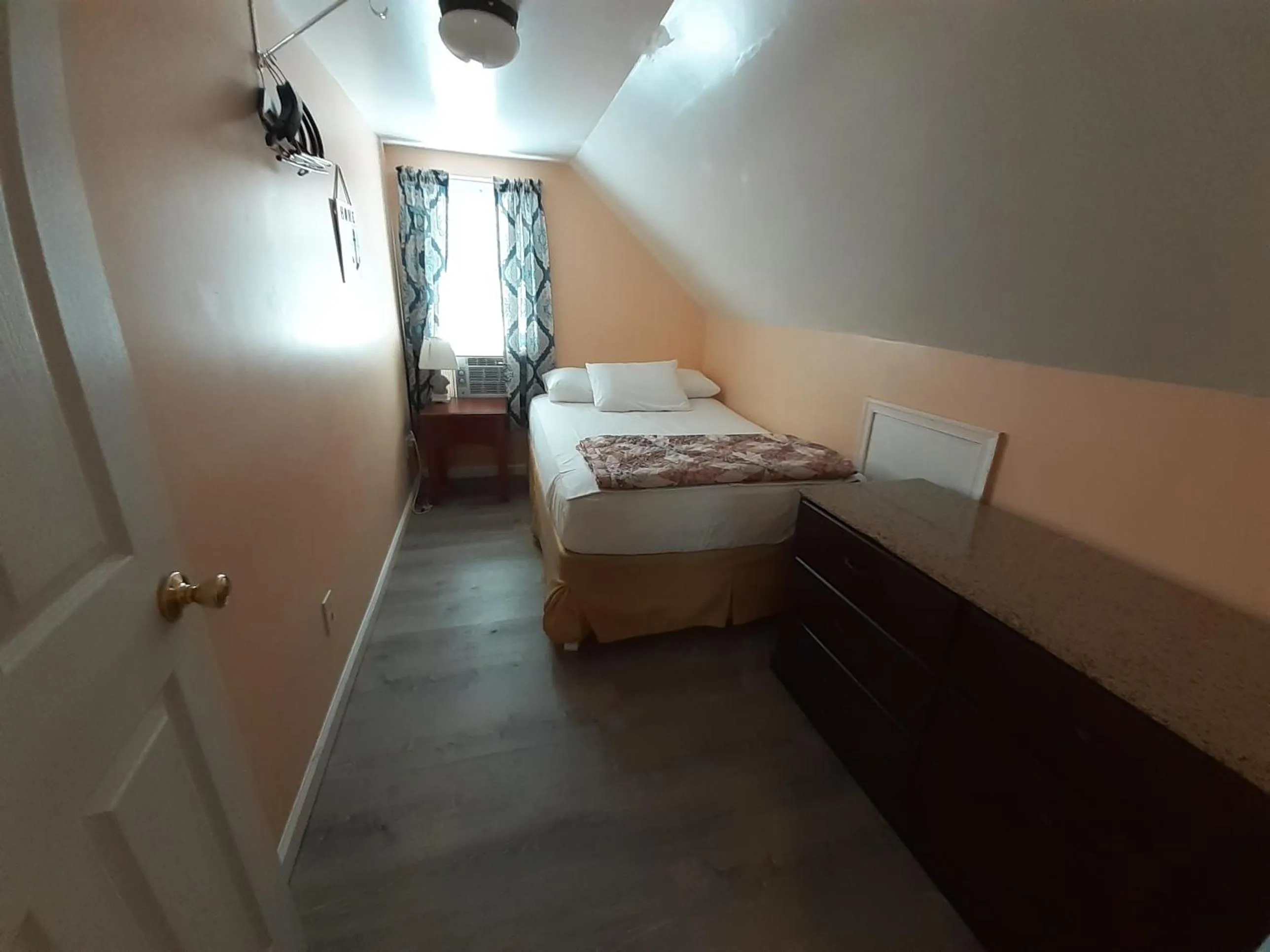 Bed in Atlantic Breeze Motel & Apartments