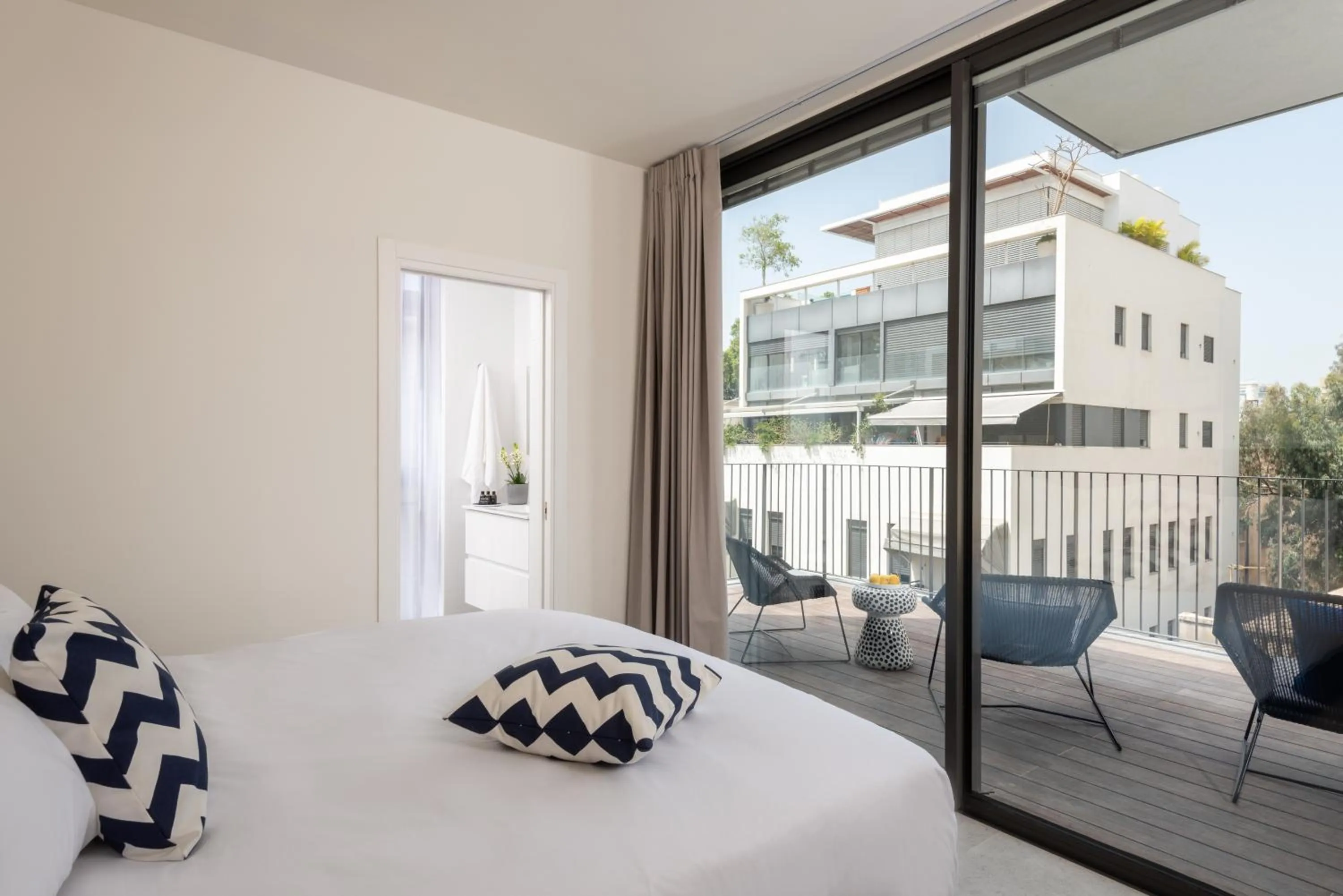 Bedroom, Bed in master Shenkin