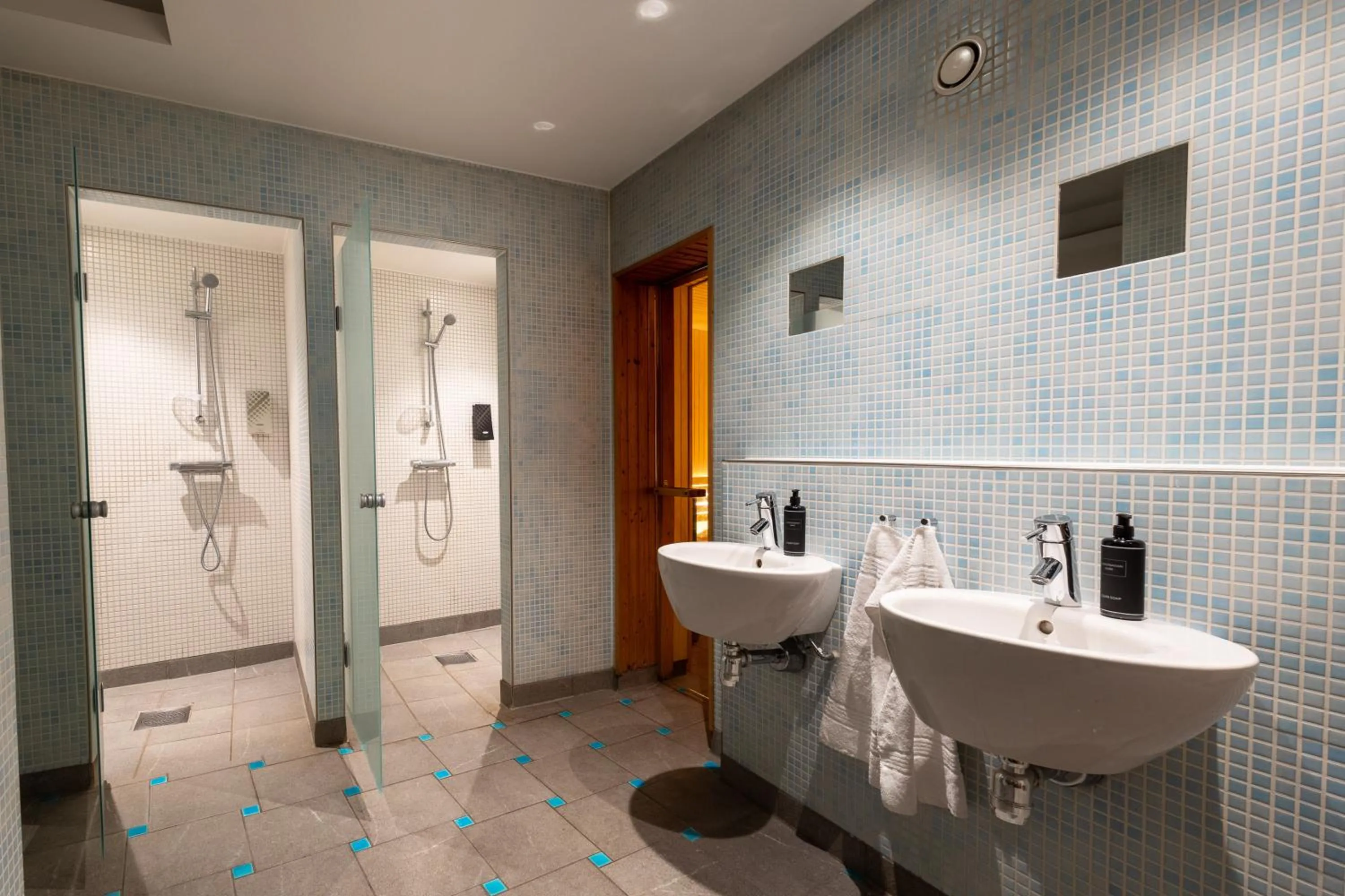 Shower in Spar Hotel Gårda