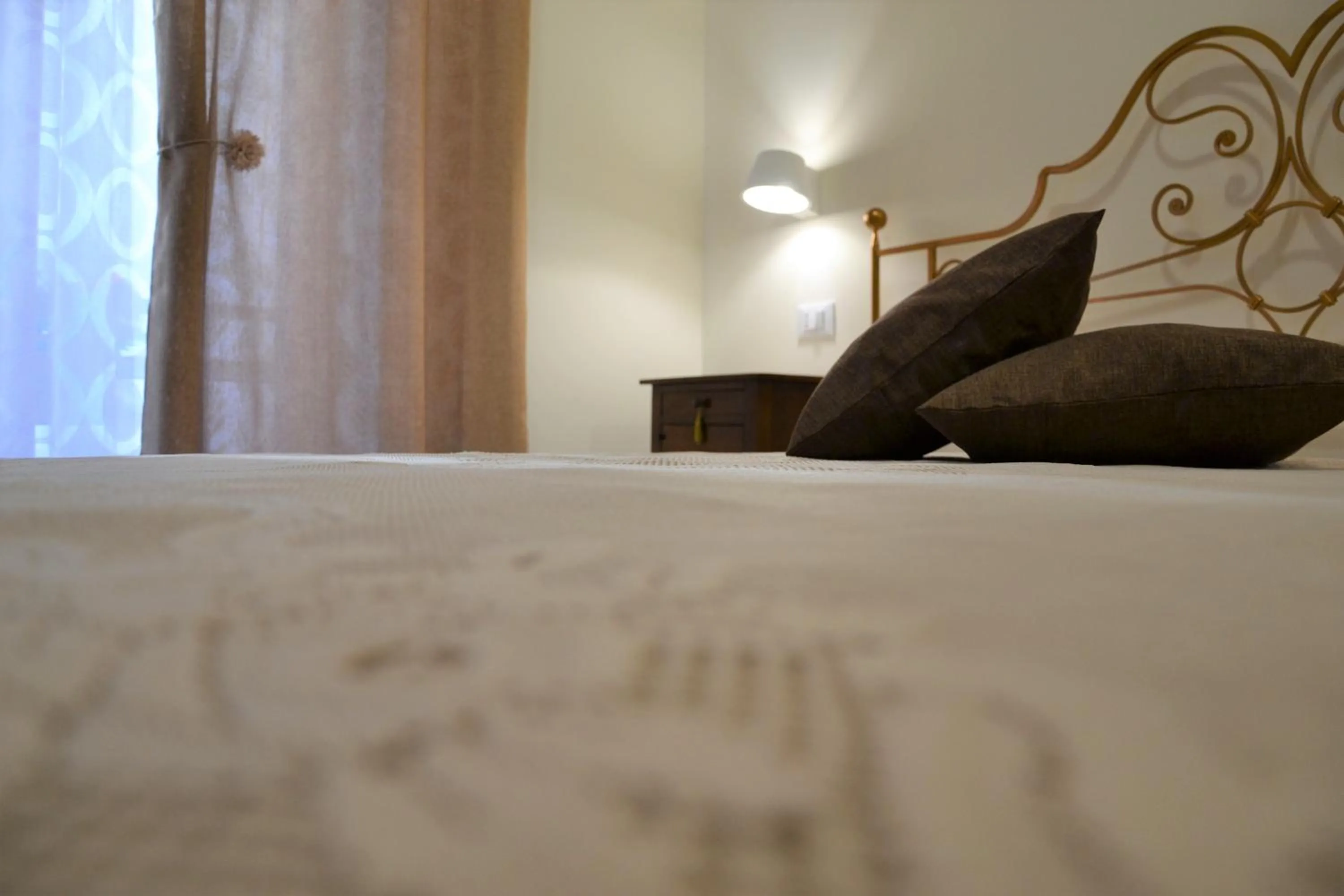 Decorative detail, Bed in Kantunè