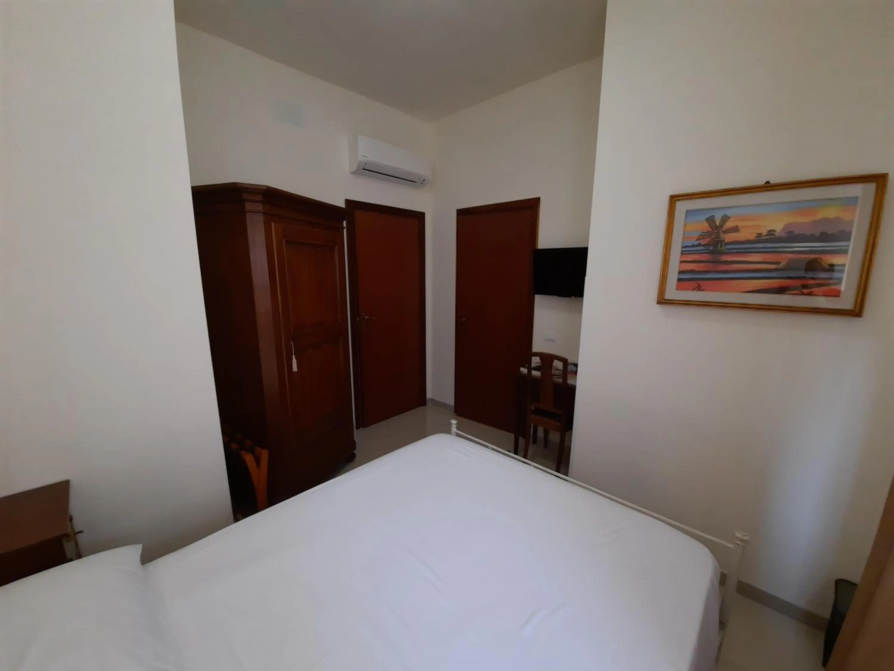 Photo of the whole room, Bed in Kantunè