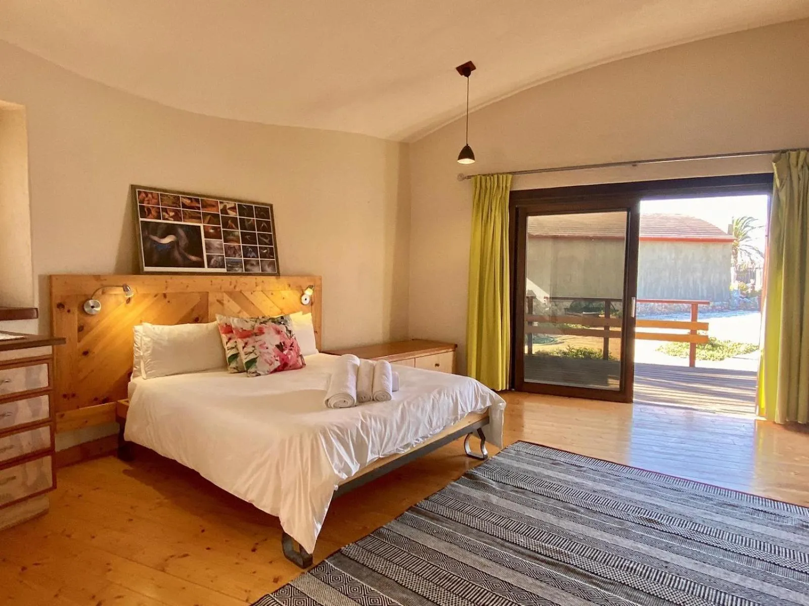 Photo of the whole room, Bed in Desert Breeze Lodge