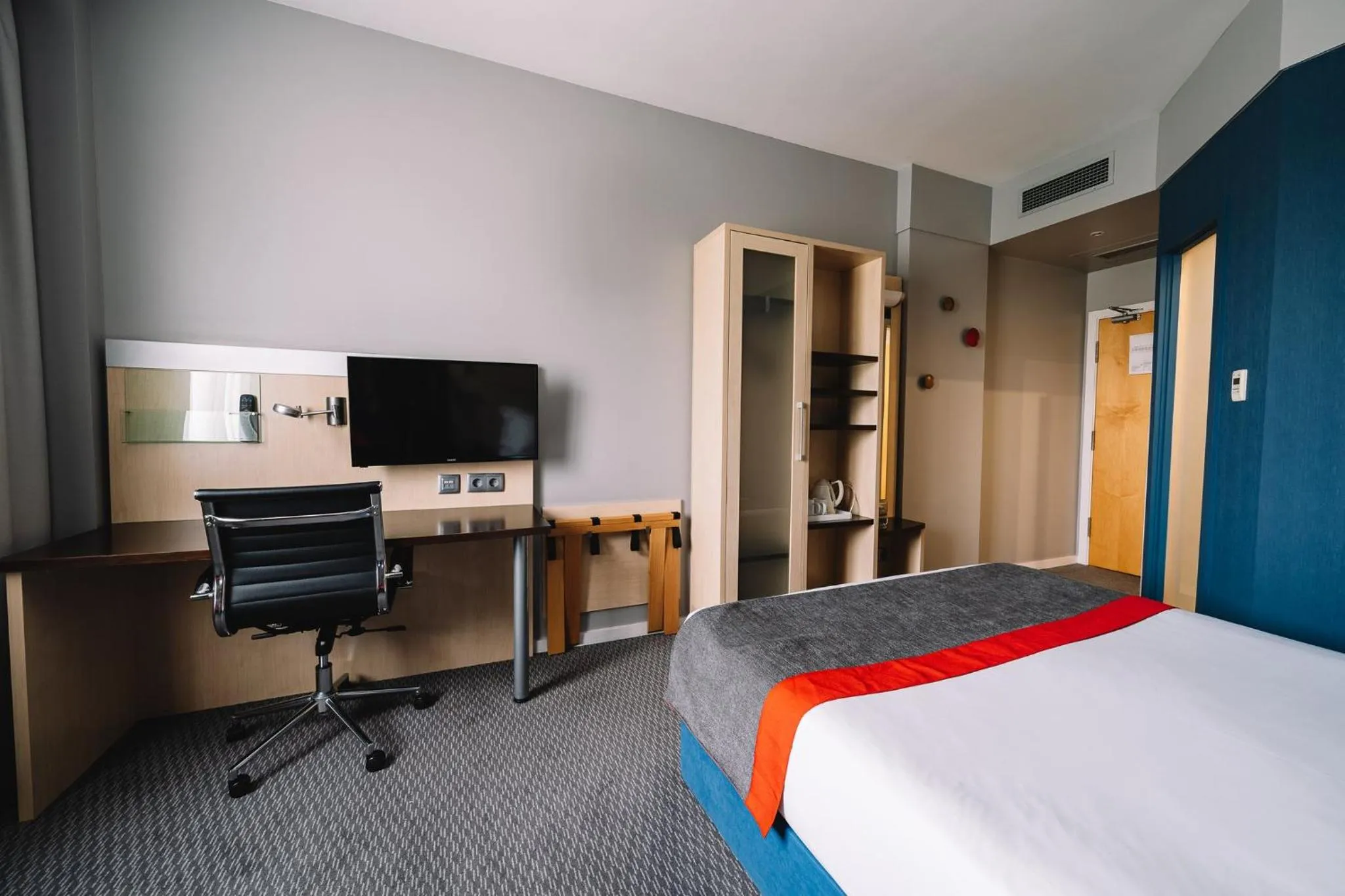 Photo of the whole room, Bed in Holiday Inn Express Porto Exponor by IHG