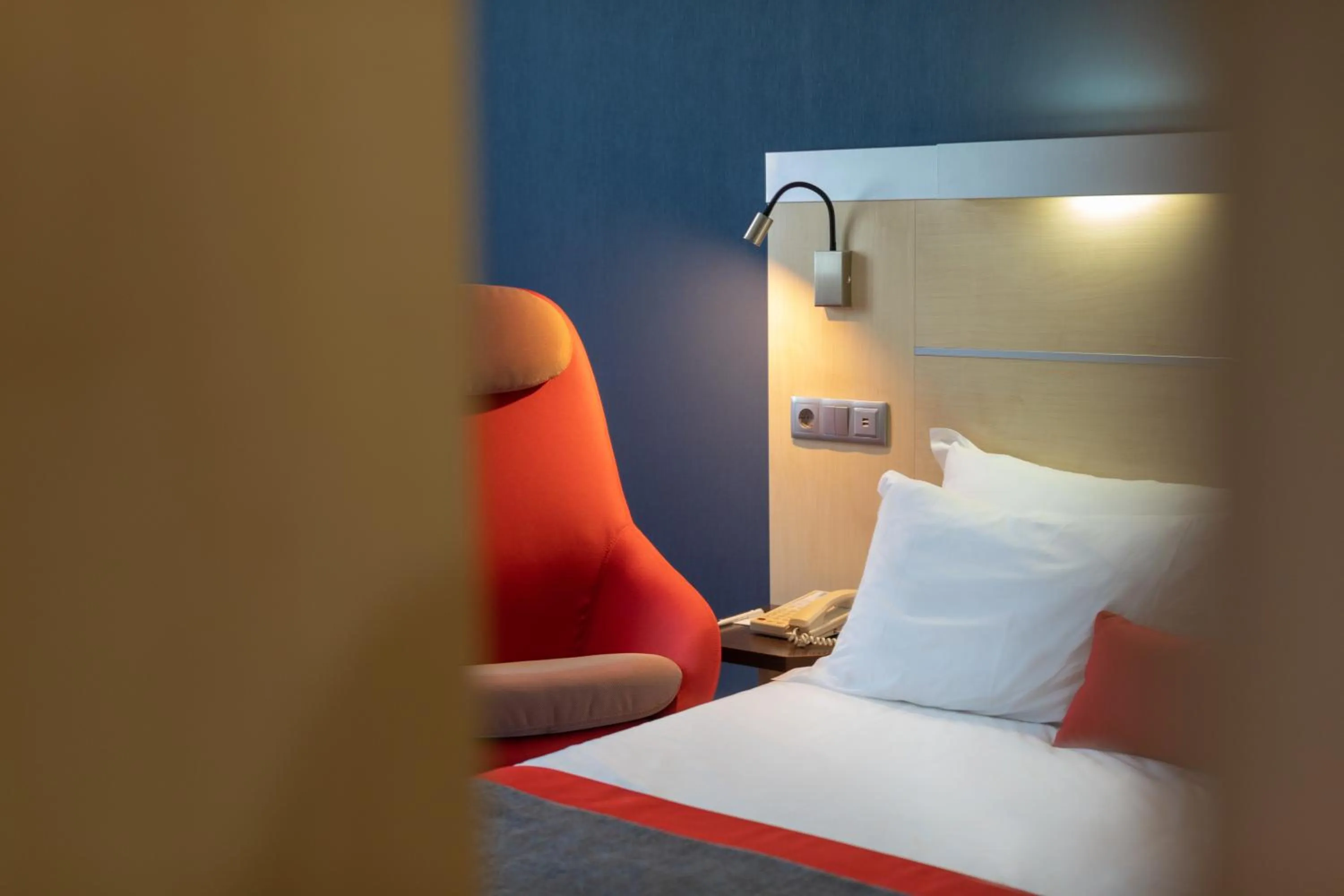 Bed in Holiday Inn Express Porto Exponor by IHG
