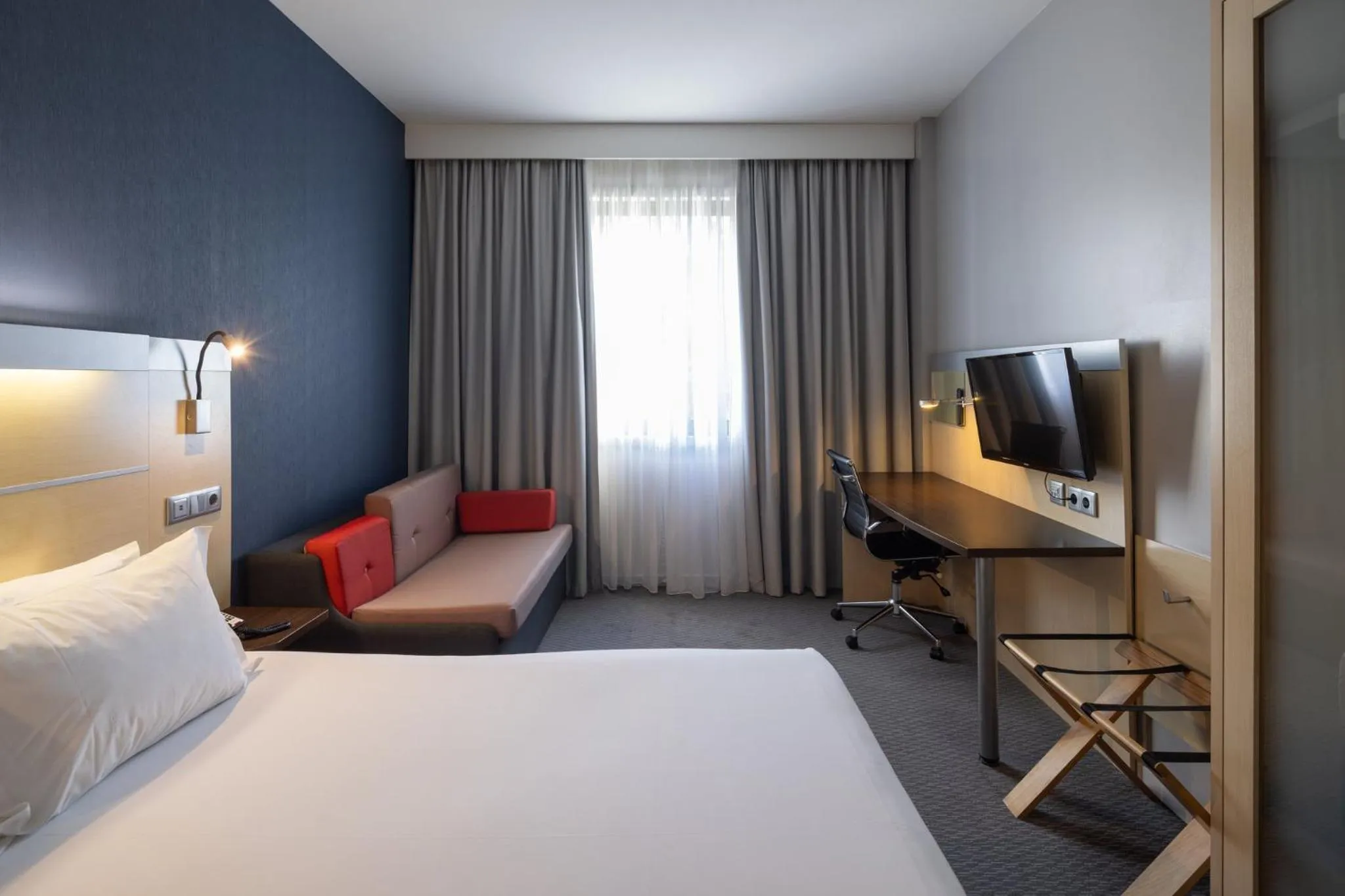 Photo of the whole room, Bed in Holiday Inn Express Porto Exponor by IHG