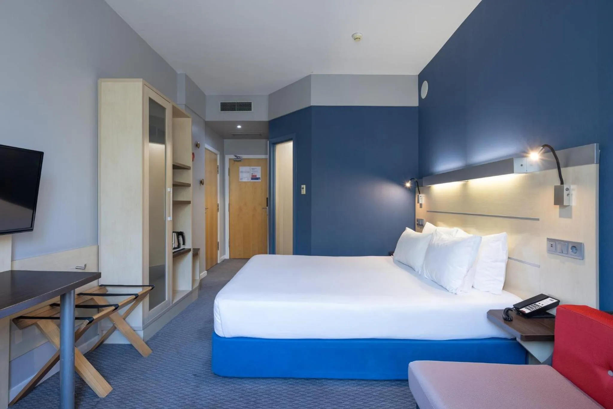 Photo of the whole room, Bed in Holiday Inn Express Porto Exponor by IHG