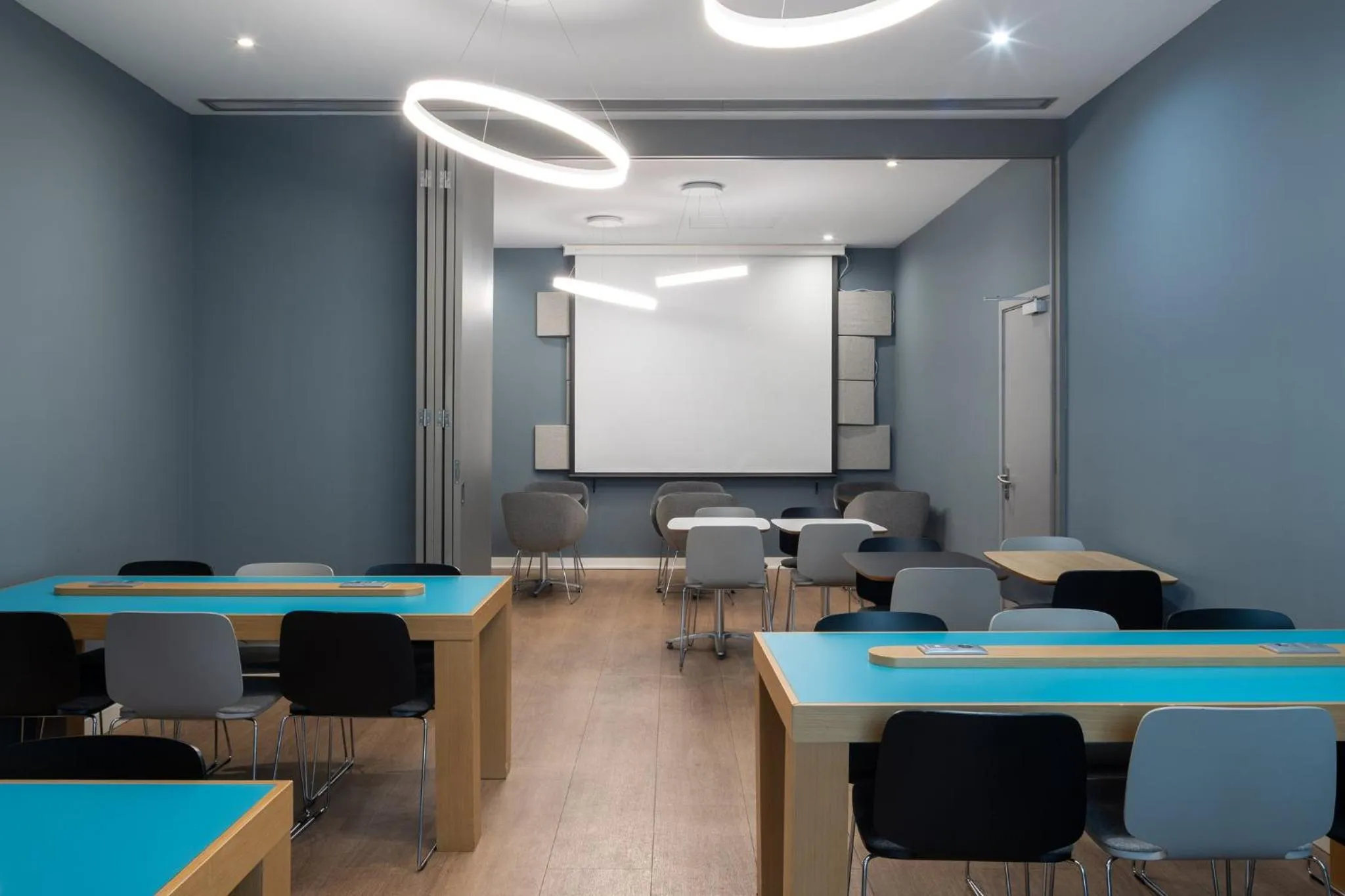 Meeting/conference room in Holiday Inn Express Porto Exponor by IHG