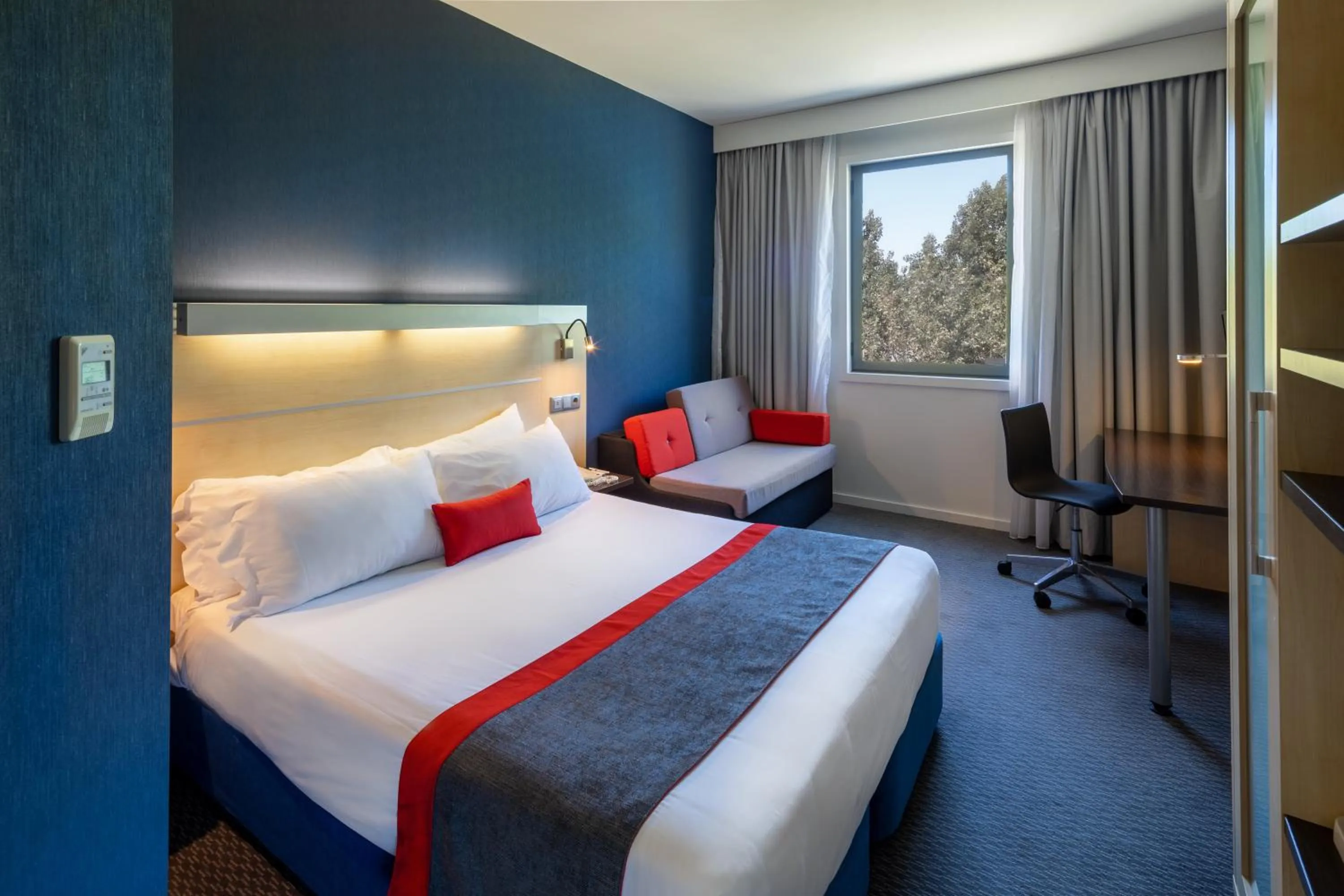 Photo of the whole room, Bed in Holiday Inn Express Porto Exponor by IHG