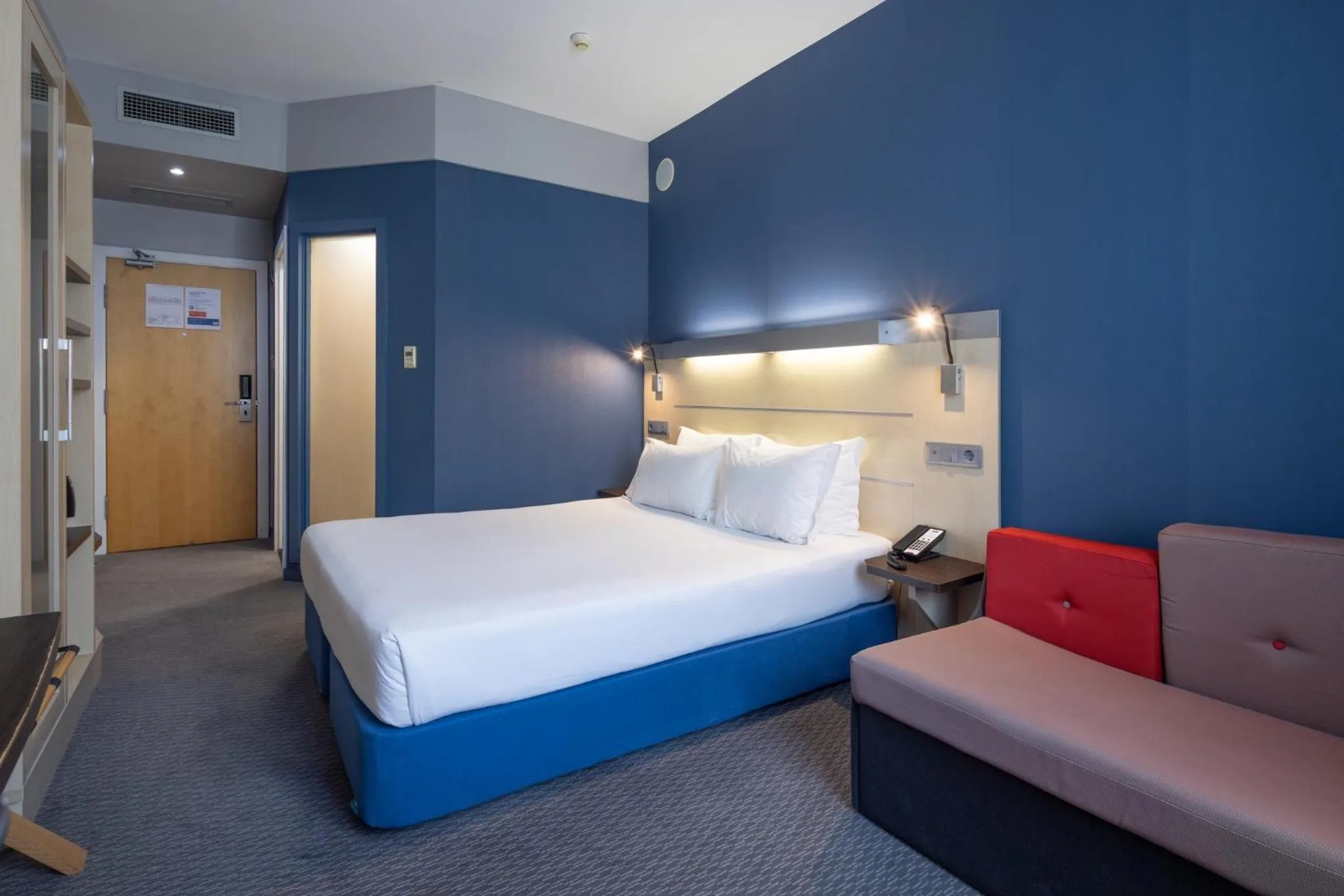 Photo of the whole room, Bed in Holiday Inn Express Porto Exponor by IHG