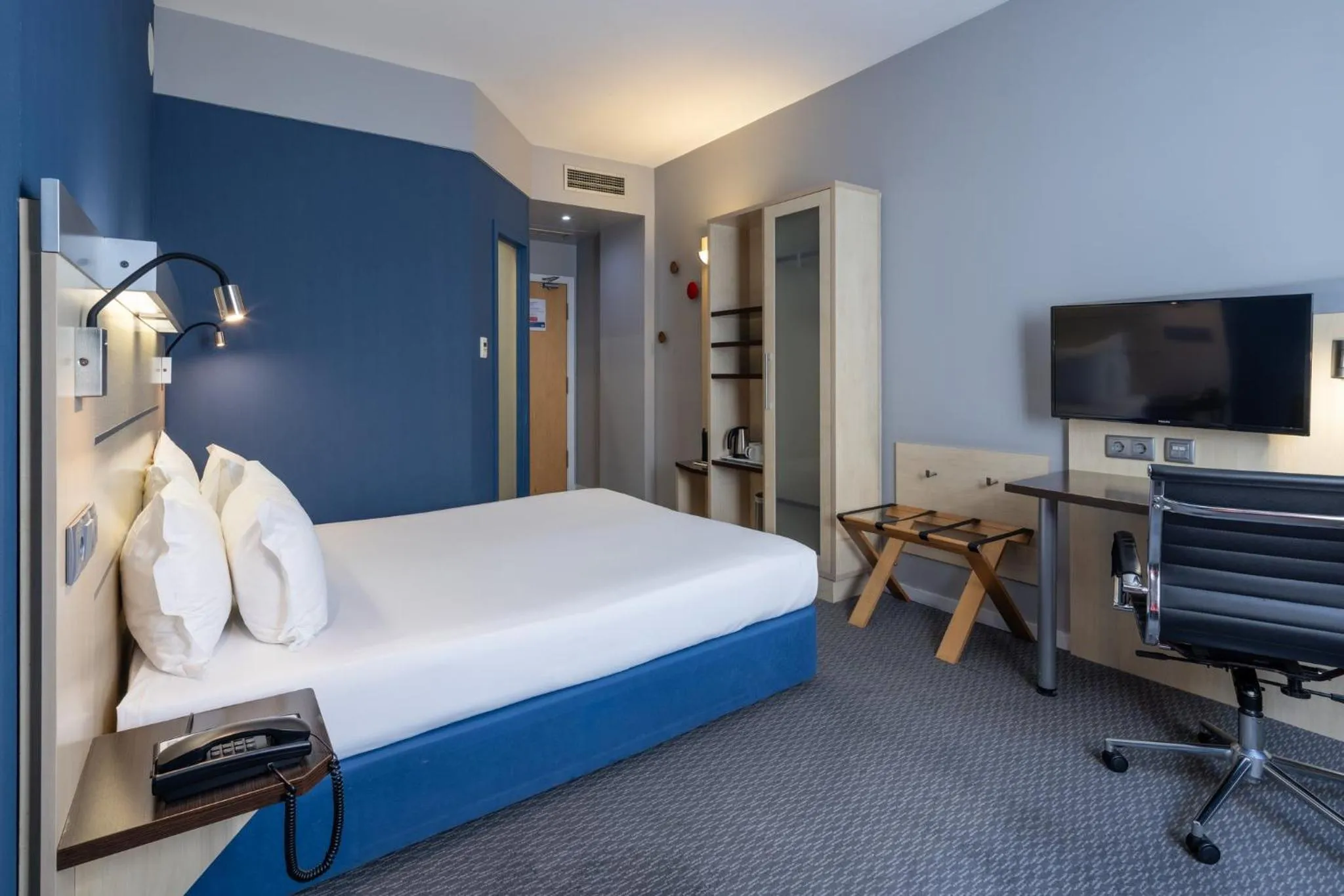 Photo of the whole room, Bed in Holiday Inn Express Porto Exponor by IHG