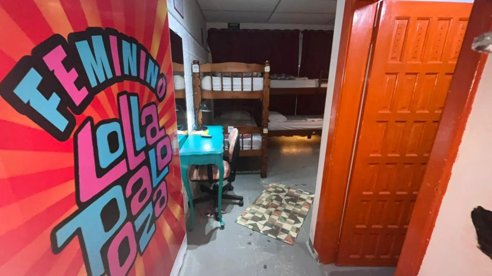 Text overlay in COACHHOSTEL7