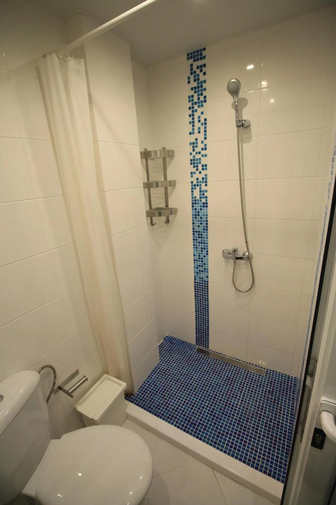Shower in Lilia 2 Family Hotel
