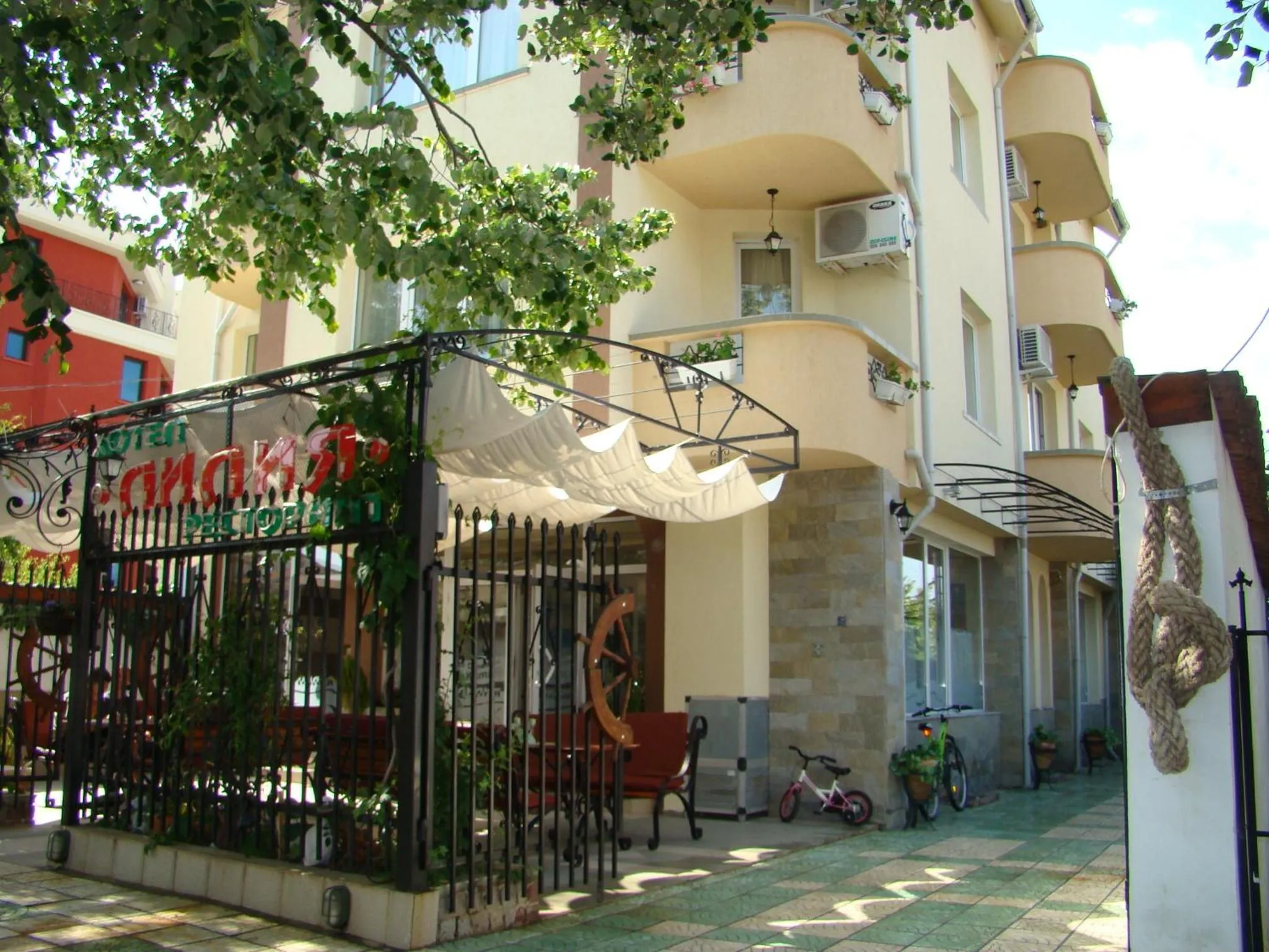 Facade/entrance in Lilia 2 Family Hotel