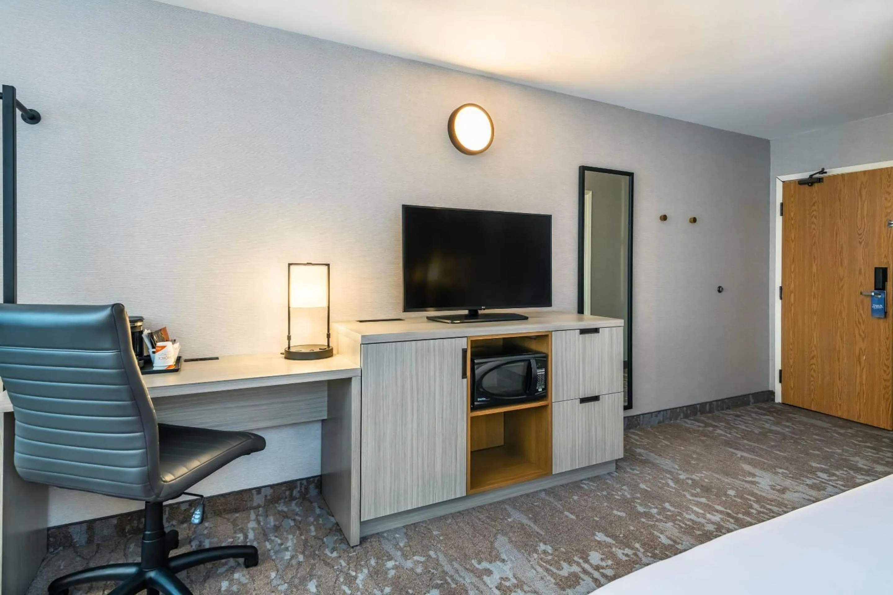 Bedroom, Bed in Comfort Inn Gatineau