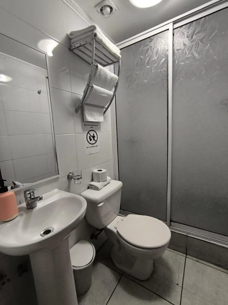 Toilet in Hotel Reina Victoria Valparaíso