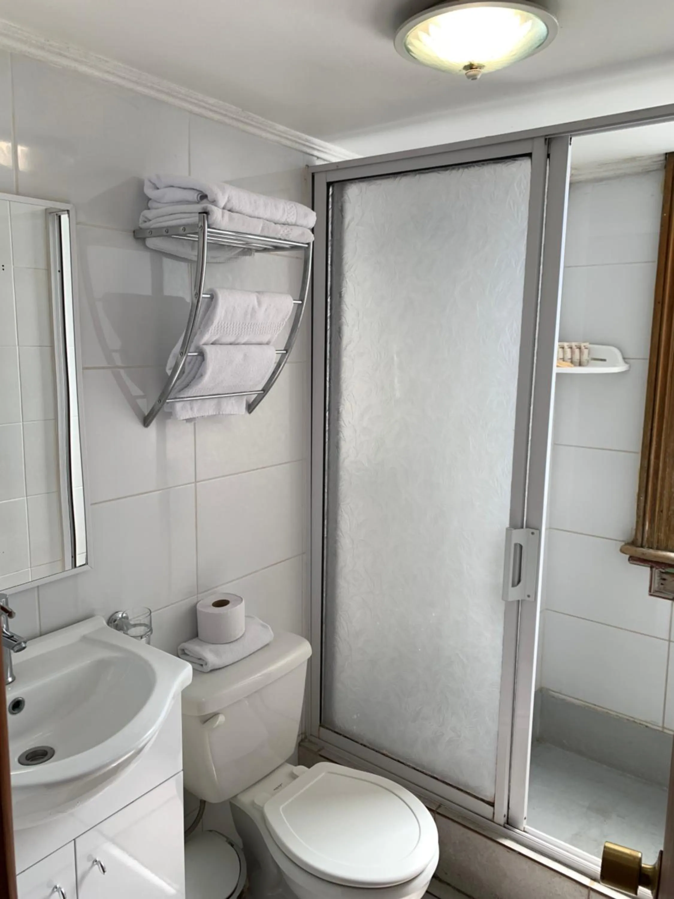 Bathroom in Hotel Reina Victoria Valparaíso