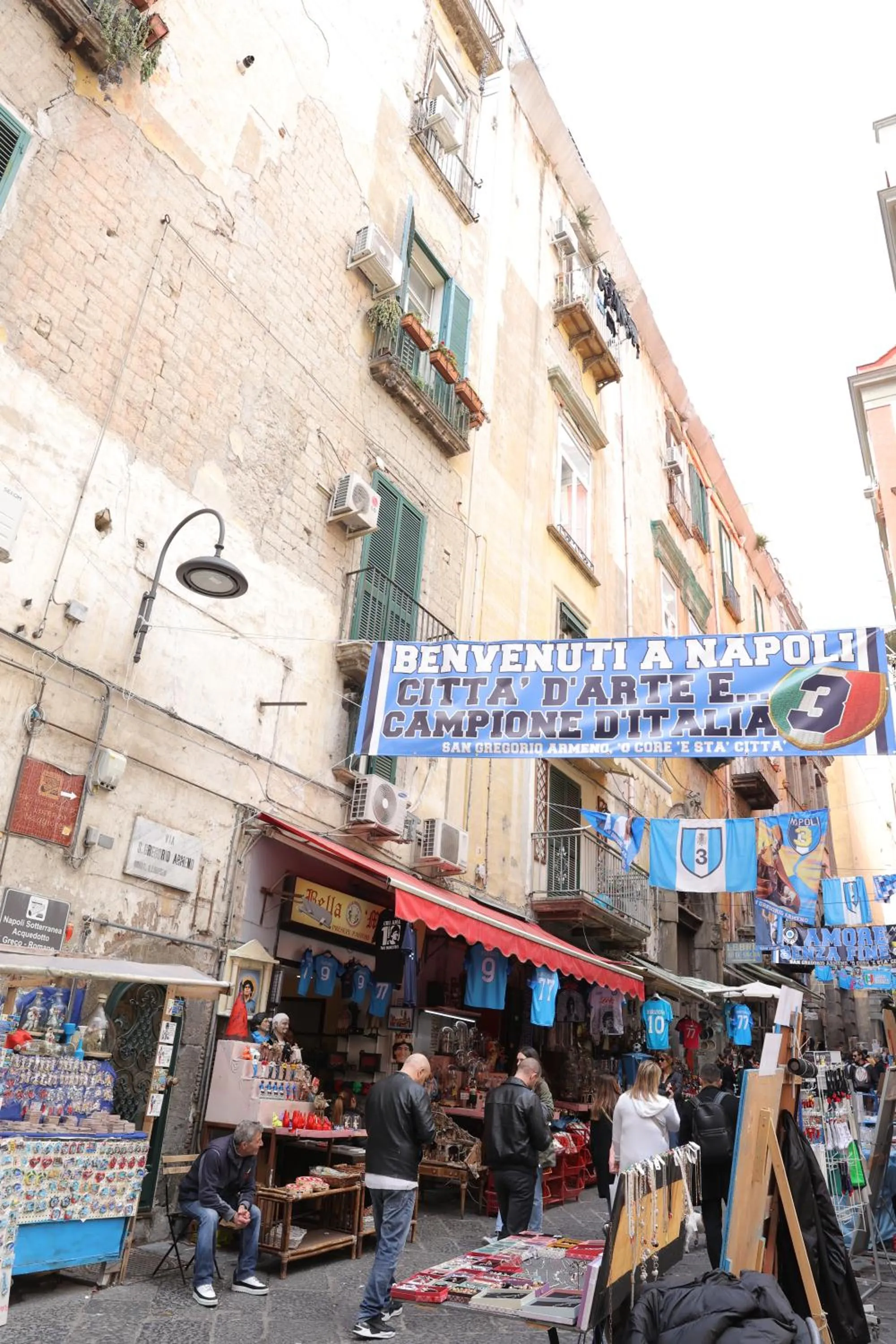 Neighbourhood in L'Ammor e Napule