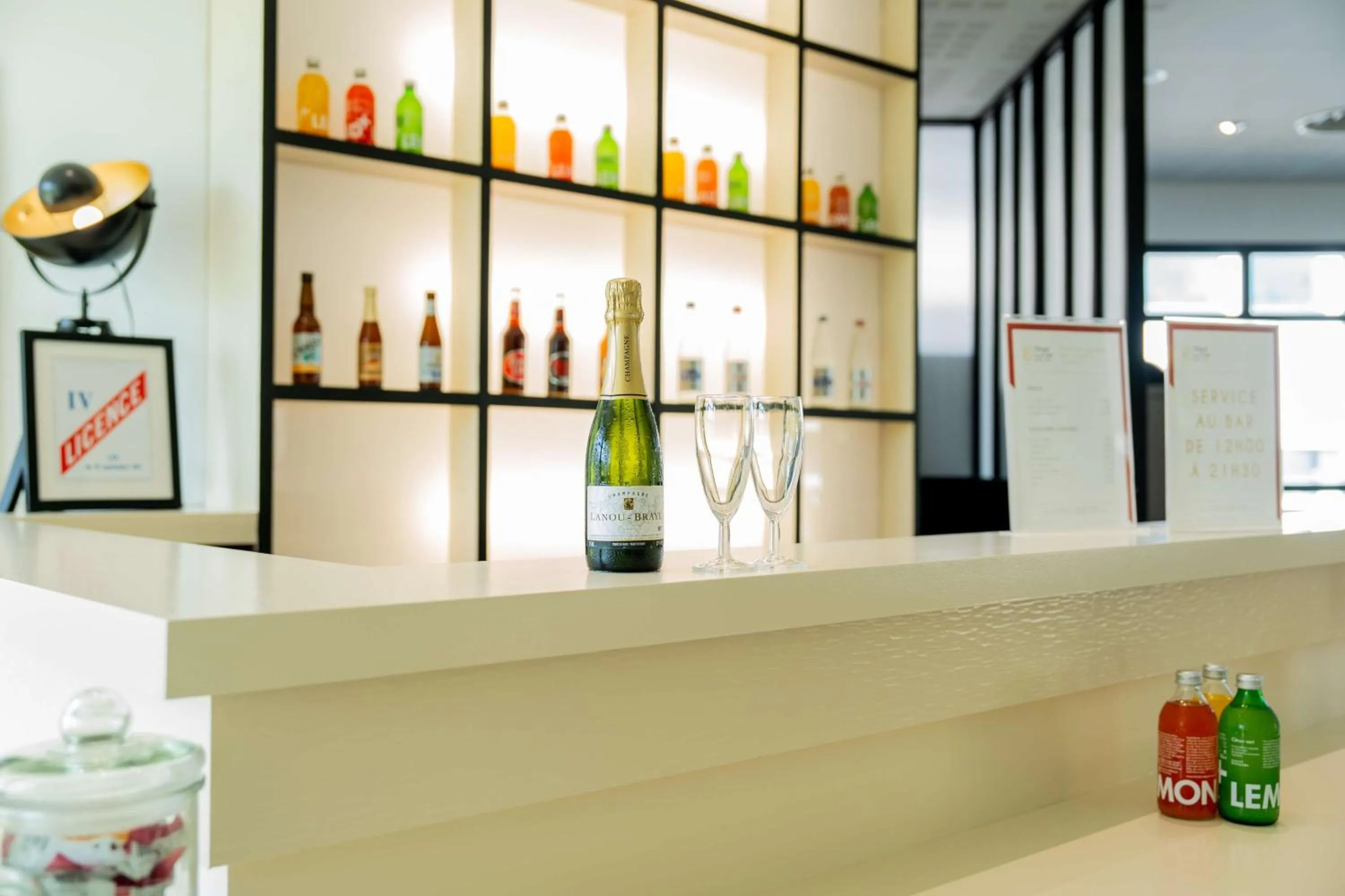 Lounge or bar in Best Western Hôtel De La Cité & Spa