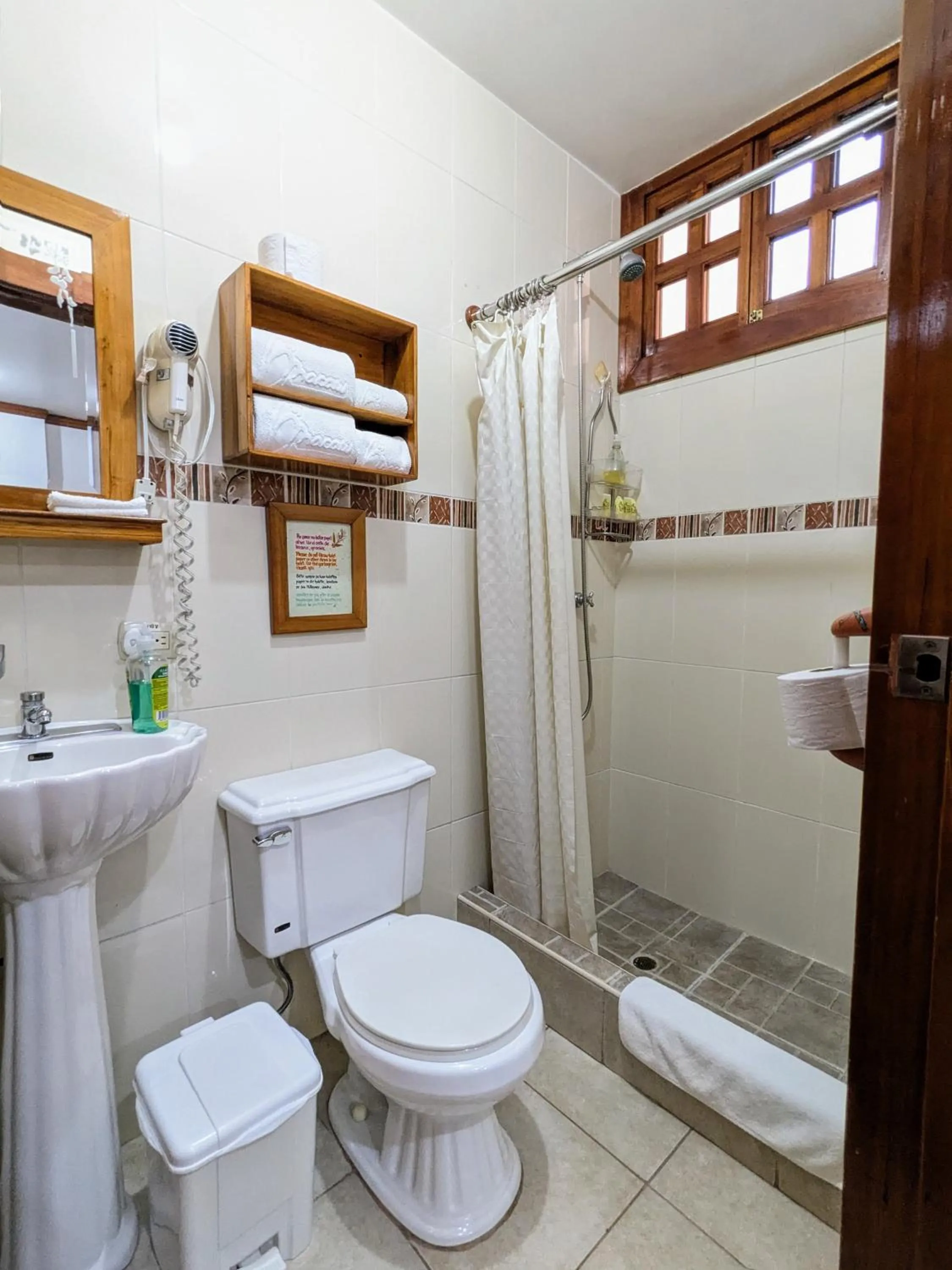 Shower in Hostal Macaw