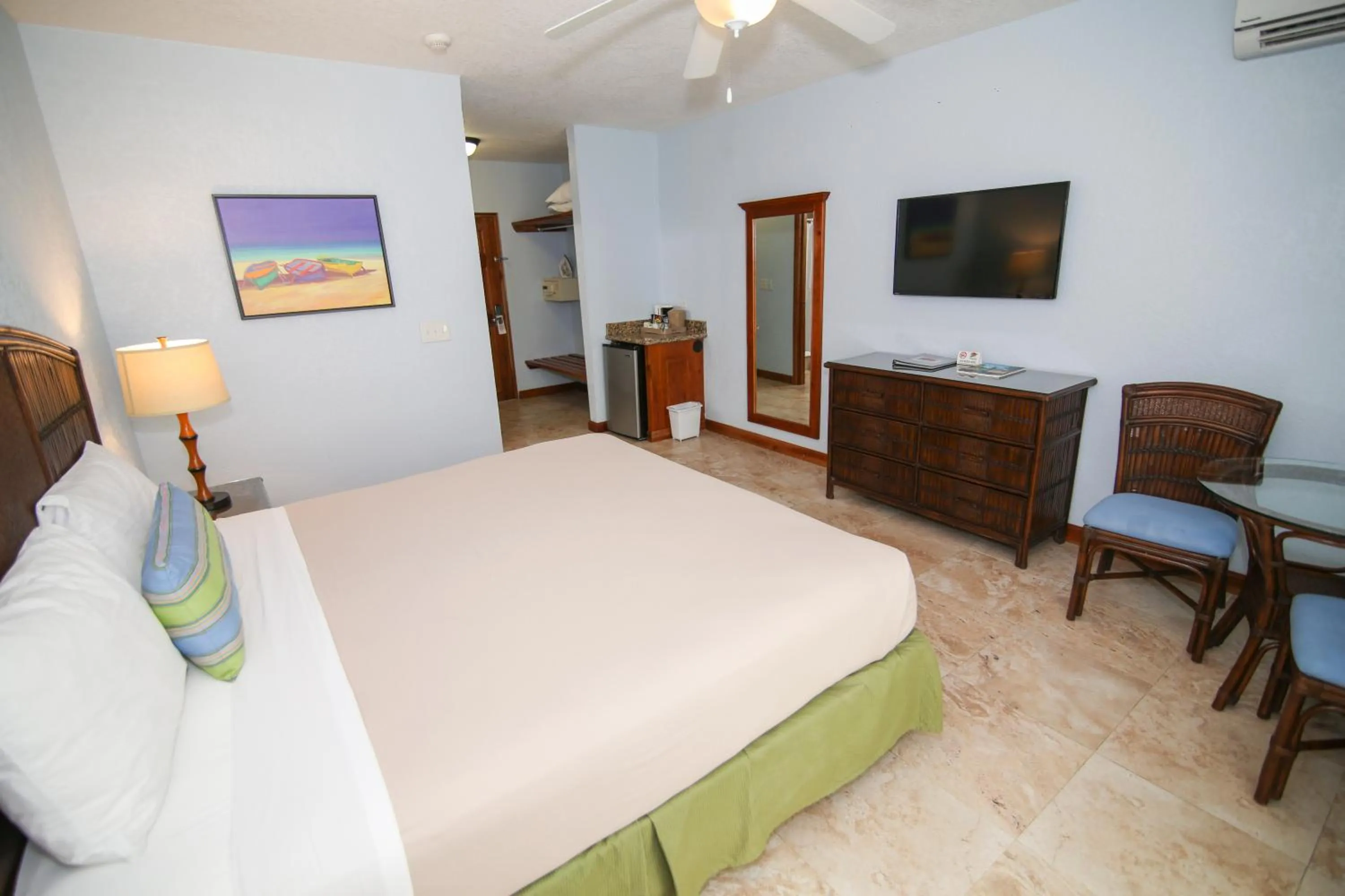 Photo of the whole room, Bed in Coco La Palm