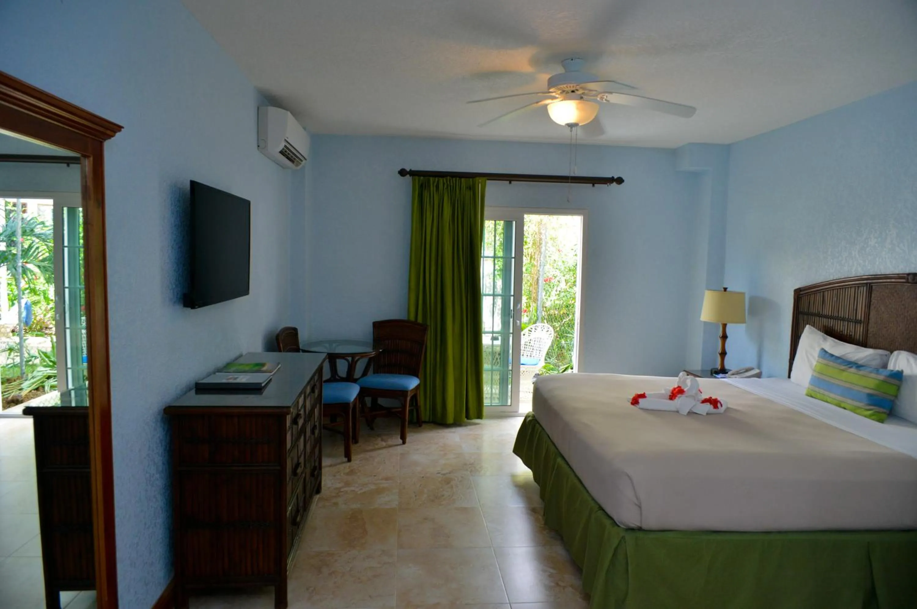 Photo of the whole room, Bed in Coco La Palm