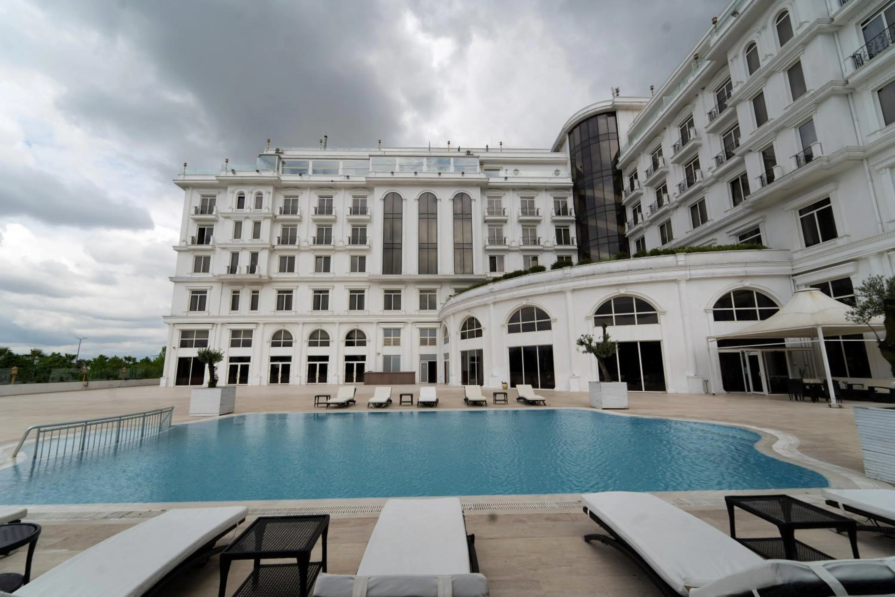 Swimming pool in Wellborn Luxury Hotel