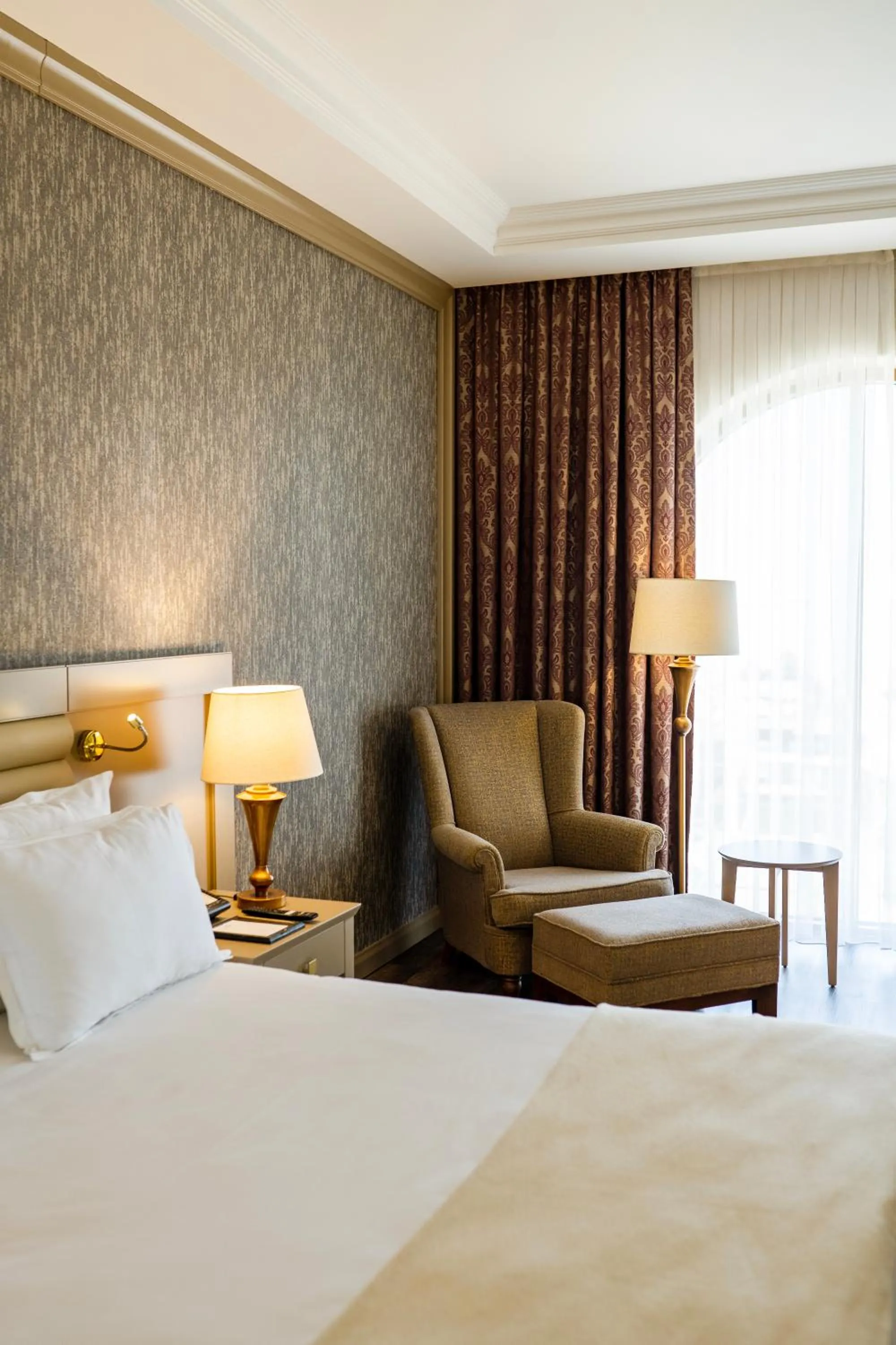 Seating area, Bed in Wellborn Luxury Hotel