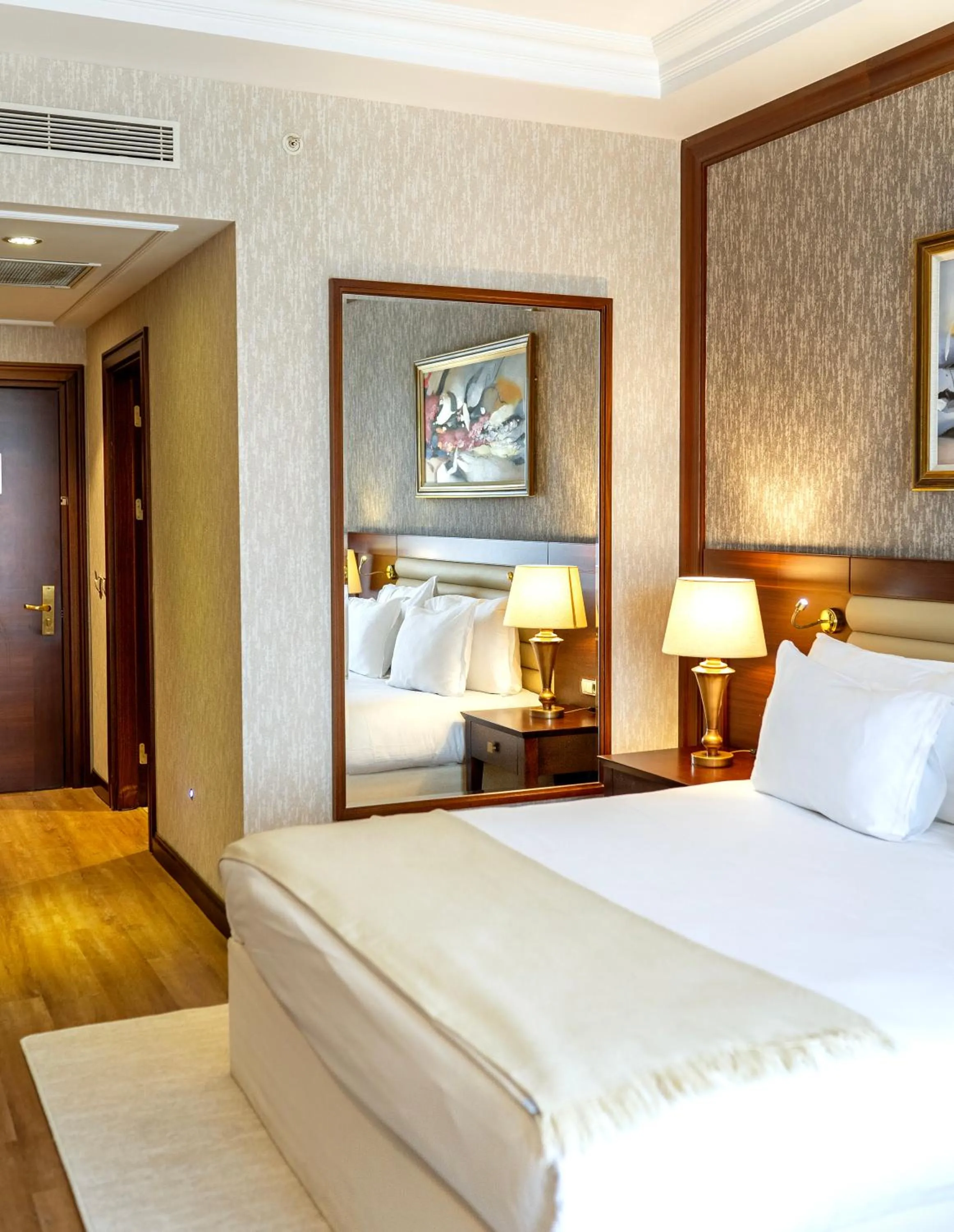 Photo of the whole room, Bed in Wellborn Luxury Hotel