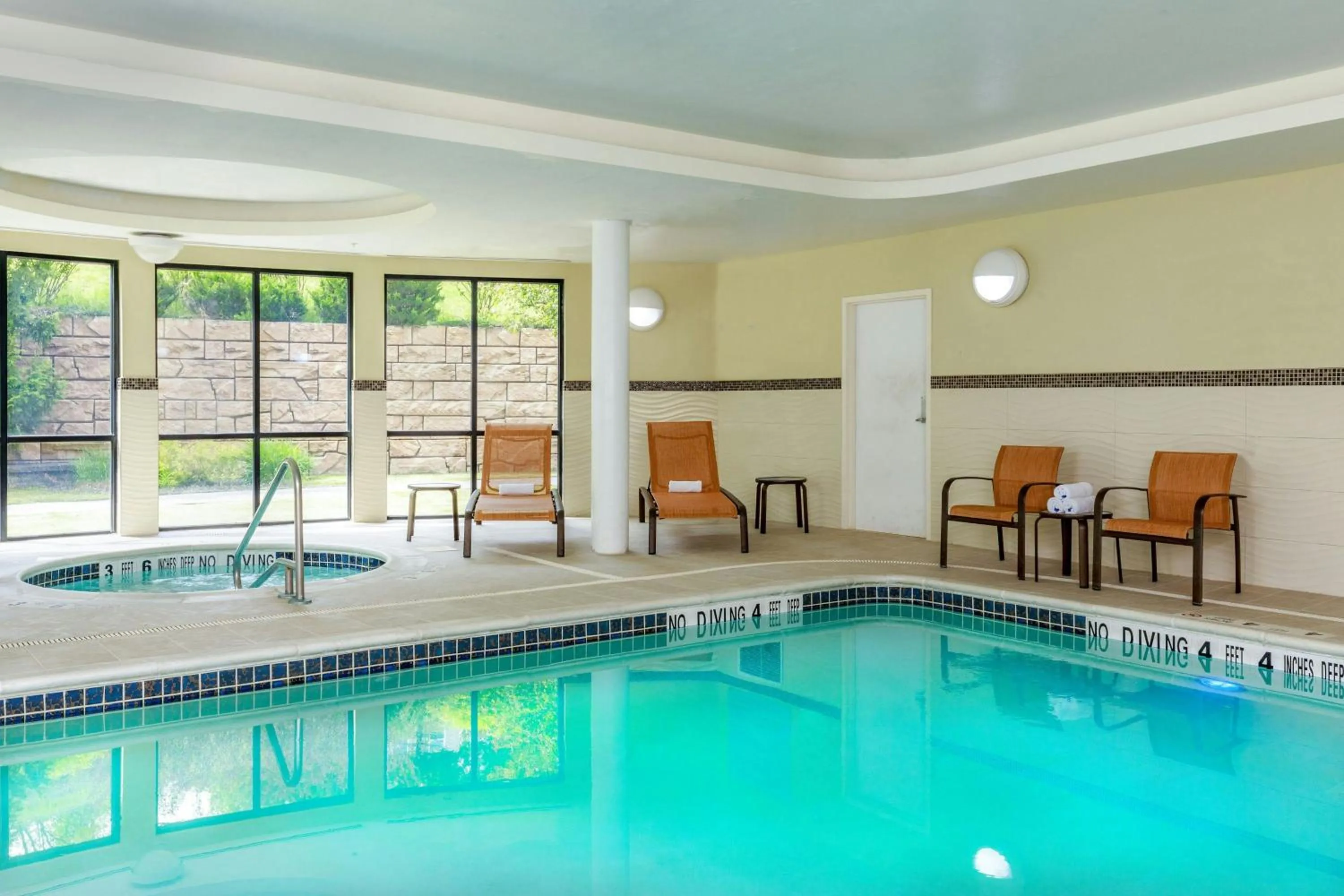 Swimming pool in Courtyard by Marriott Oneonta