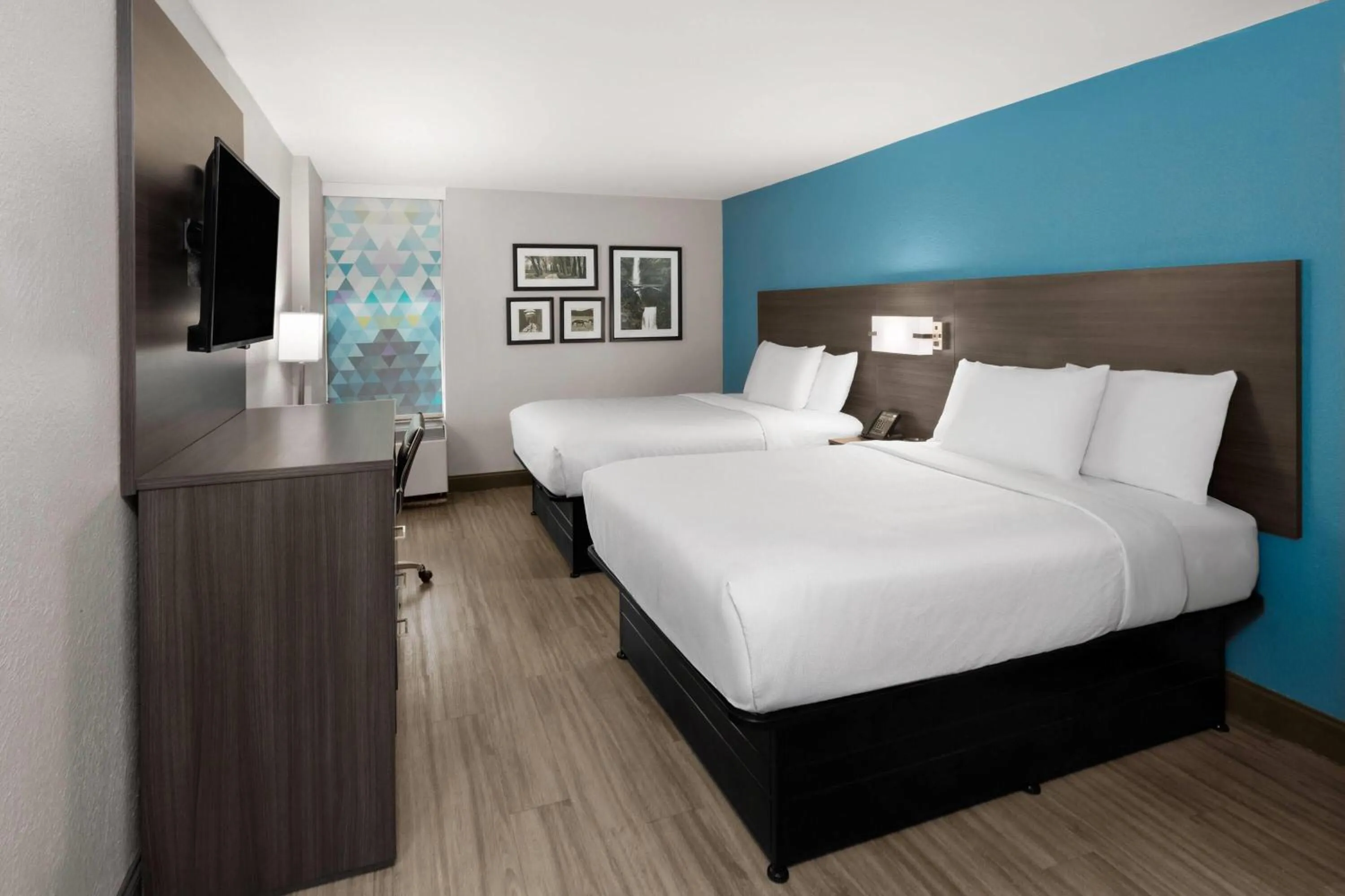 Photo of the whole room, Bed in La Quinta by Wyndham Houston Stafford Sugarland