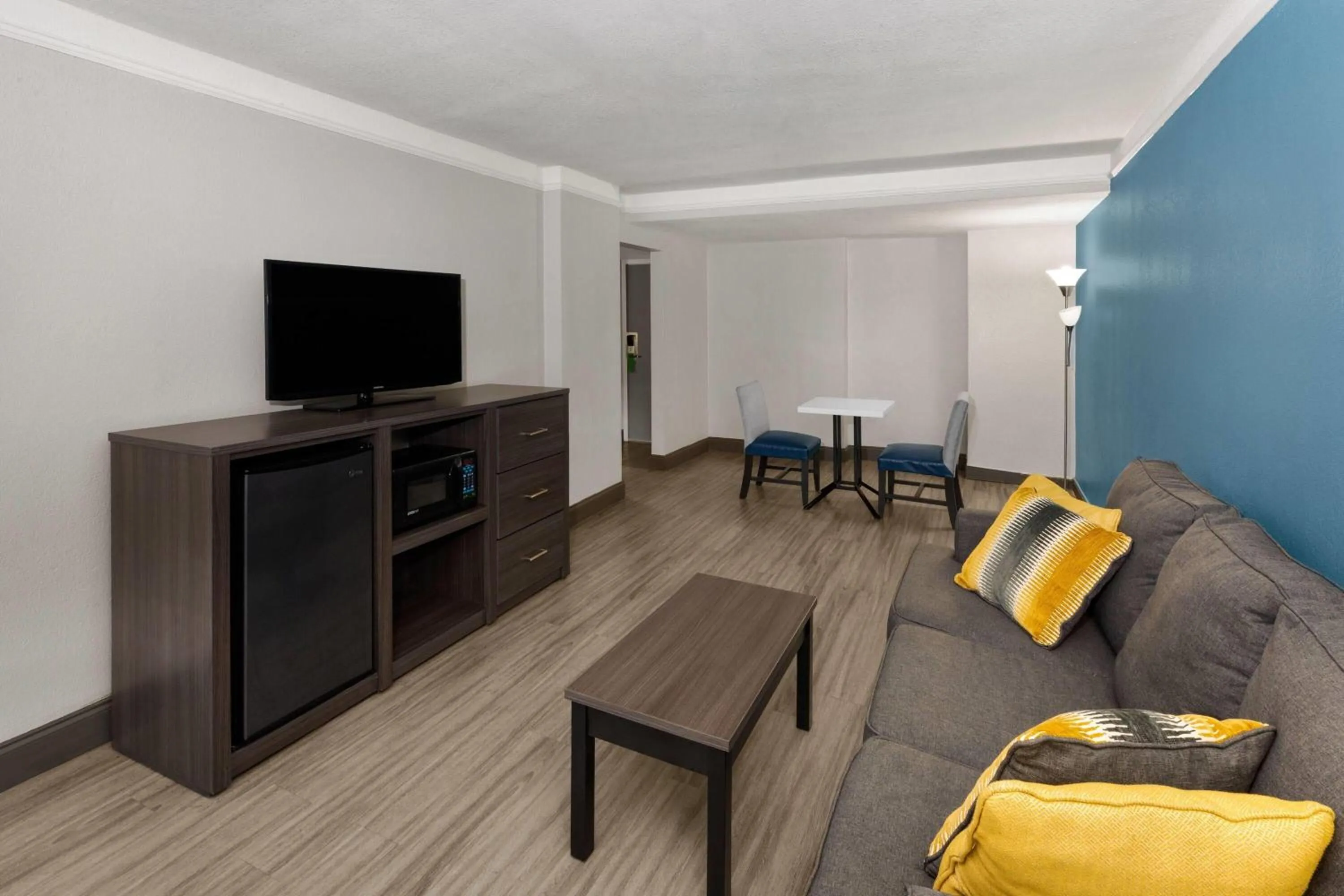 Photo of the whole room in La Quinta by Wyndham Houston Stafford Sugarland