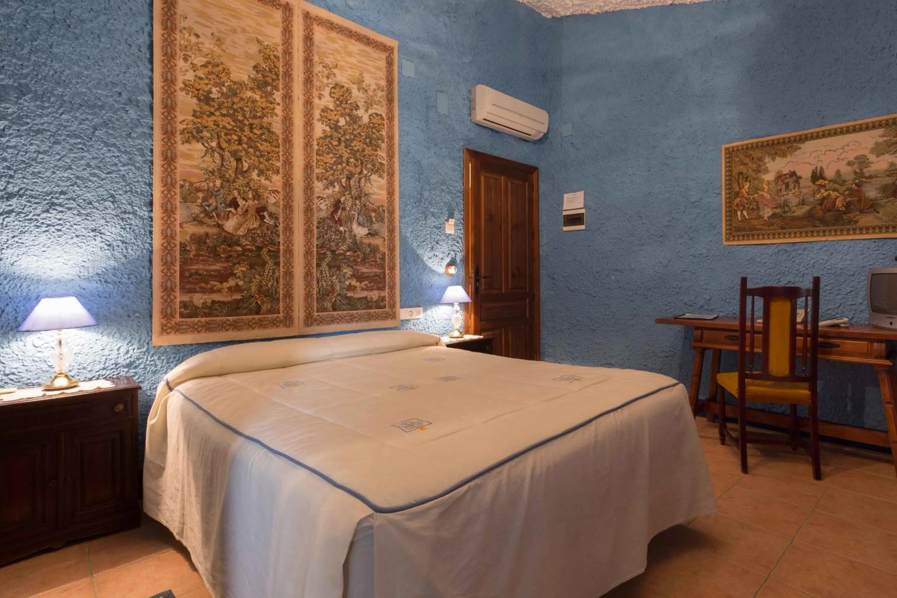 Photo of the whole room, Bed in Hotel Palacio Guzmanes