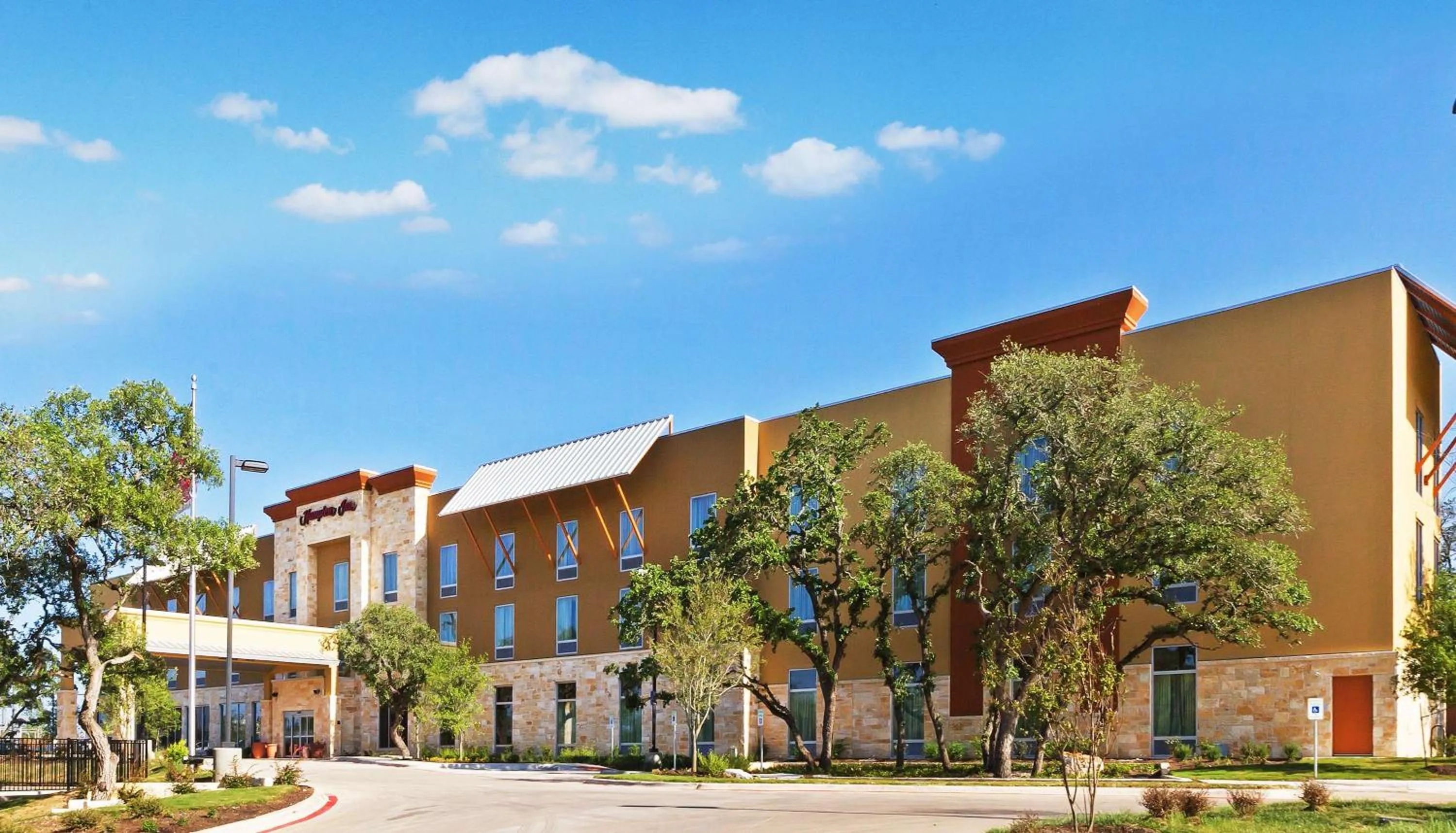 Property building in Hampton Inn Austin Oak Hill