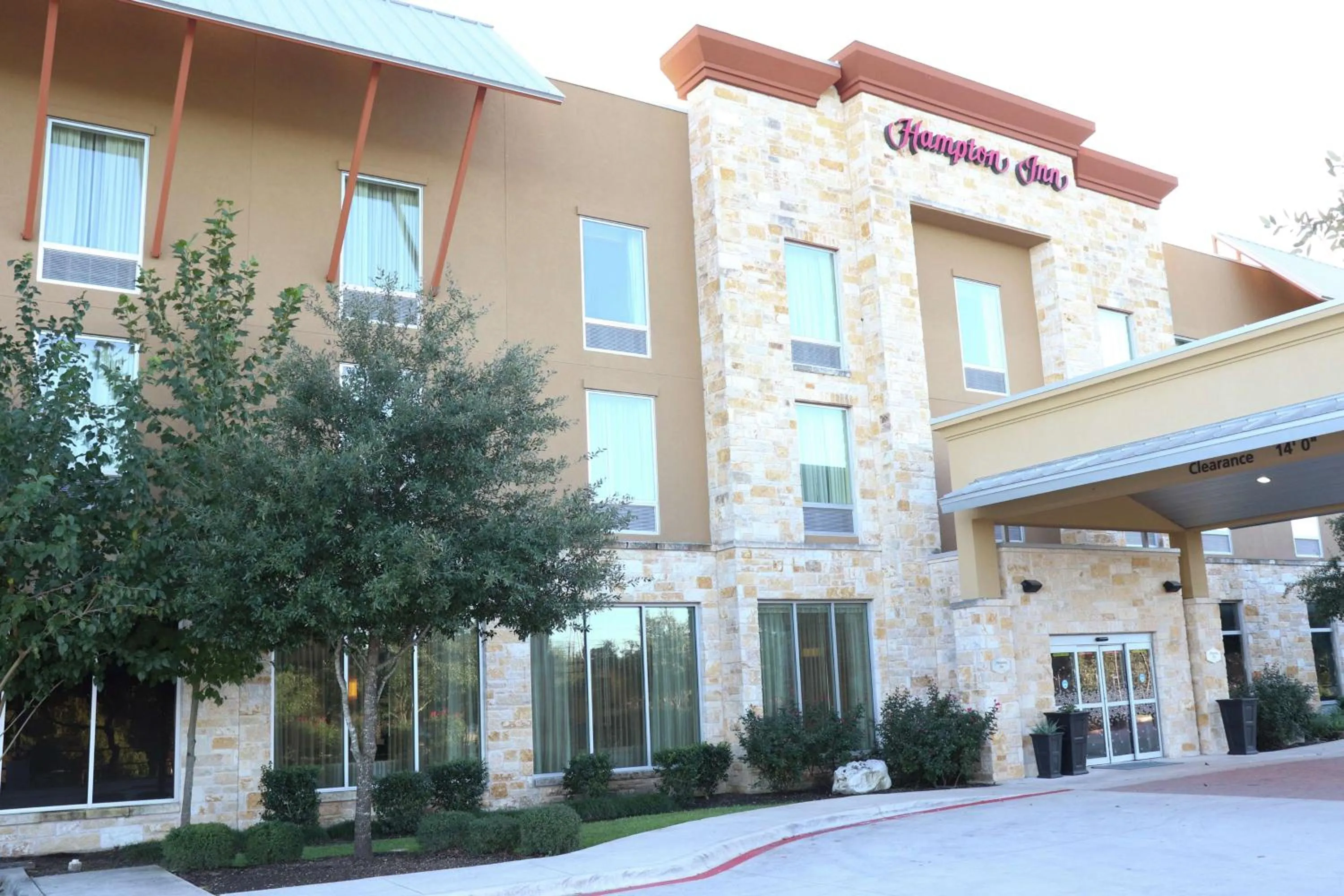 Property building in Hampton Inn Austin Oak Hill