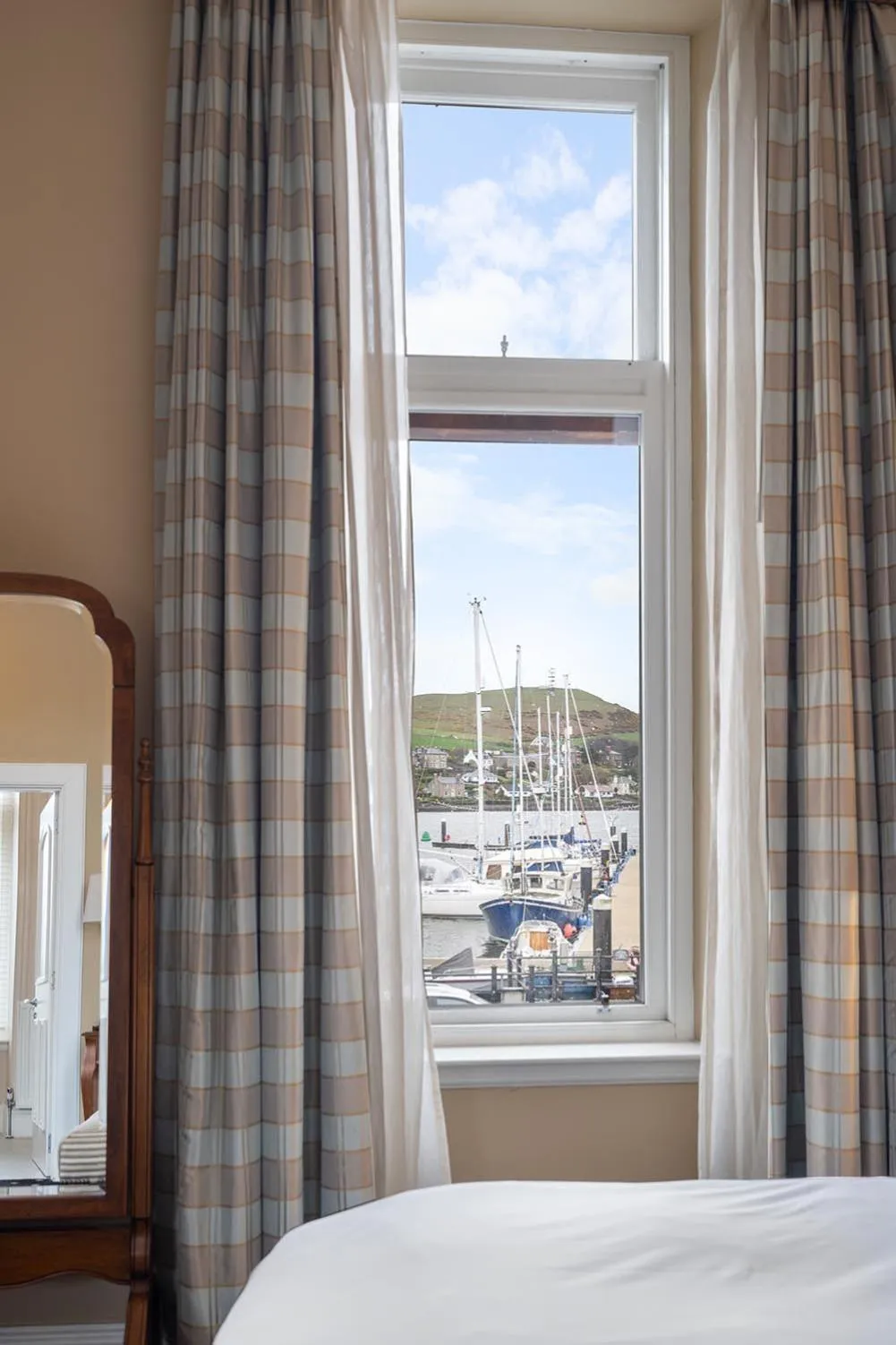 View (from property/room), Bed in The Royal Hotel Campbeltown