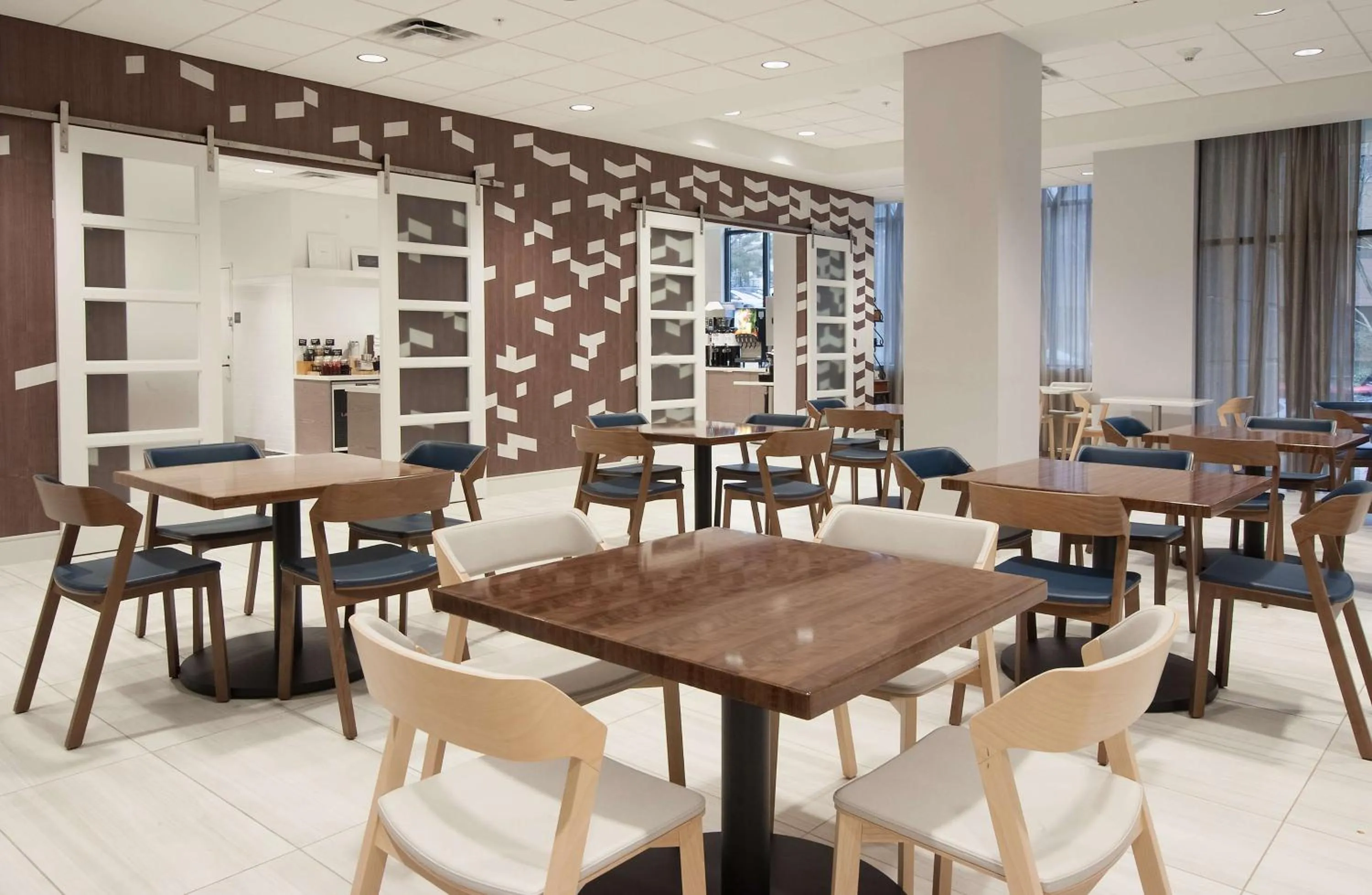 Restaurant/places to eat in Embassy Suites by Hilton Raleigh Crabtree