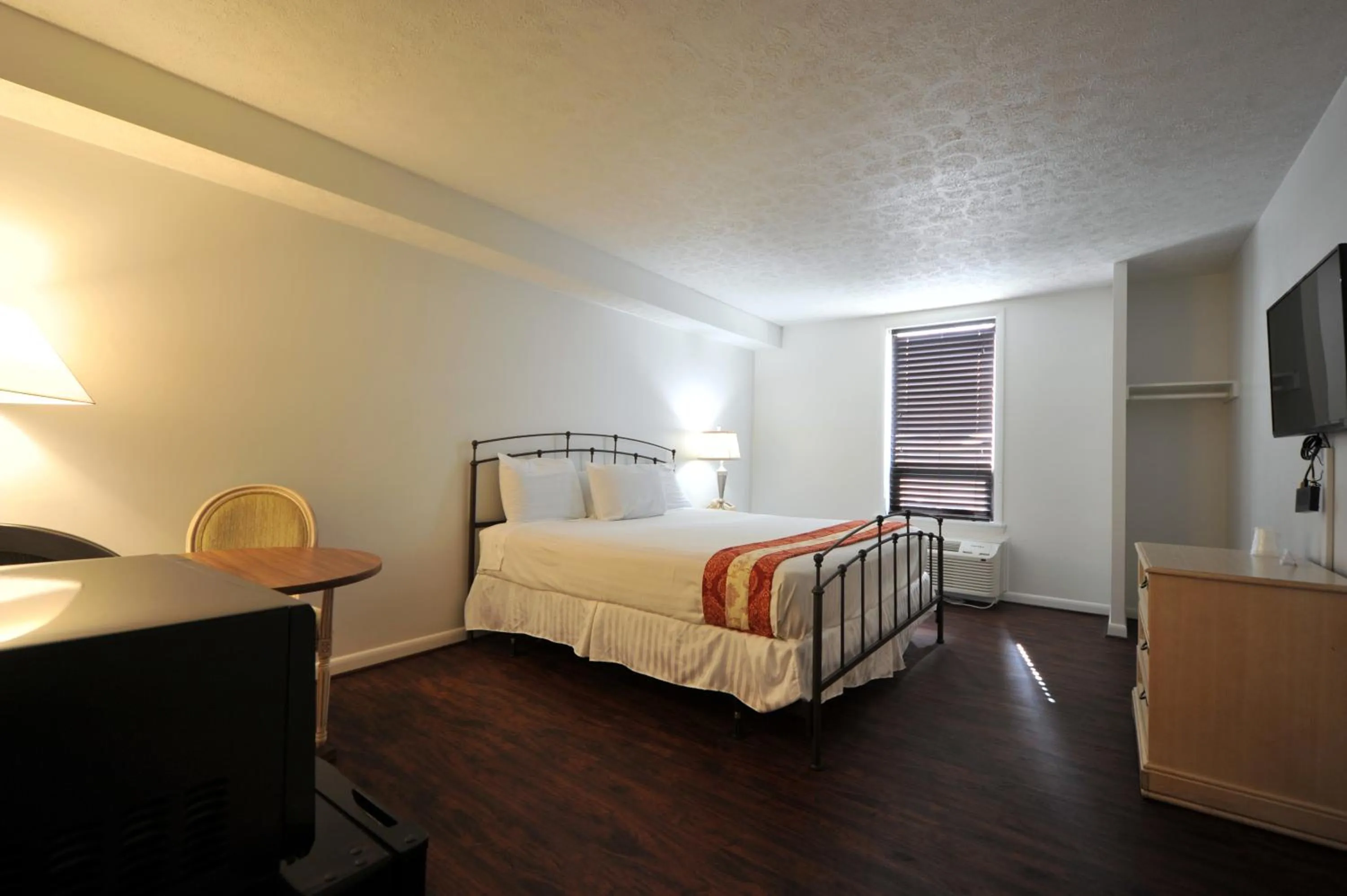 Bed in Americas Best Value Inn-Williamsburg/Lightfoot Area