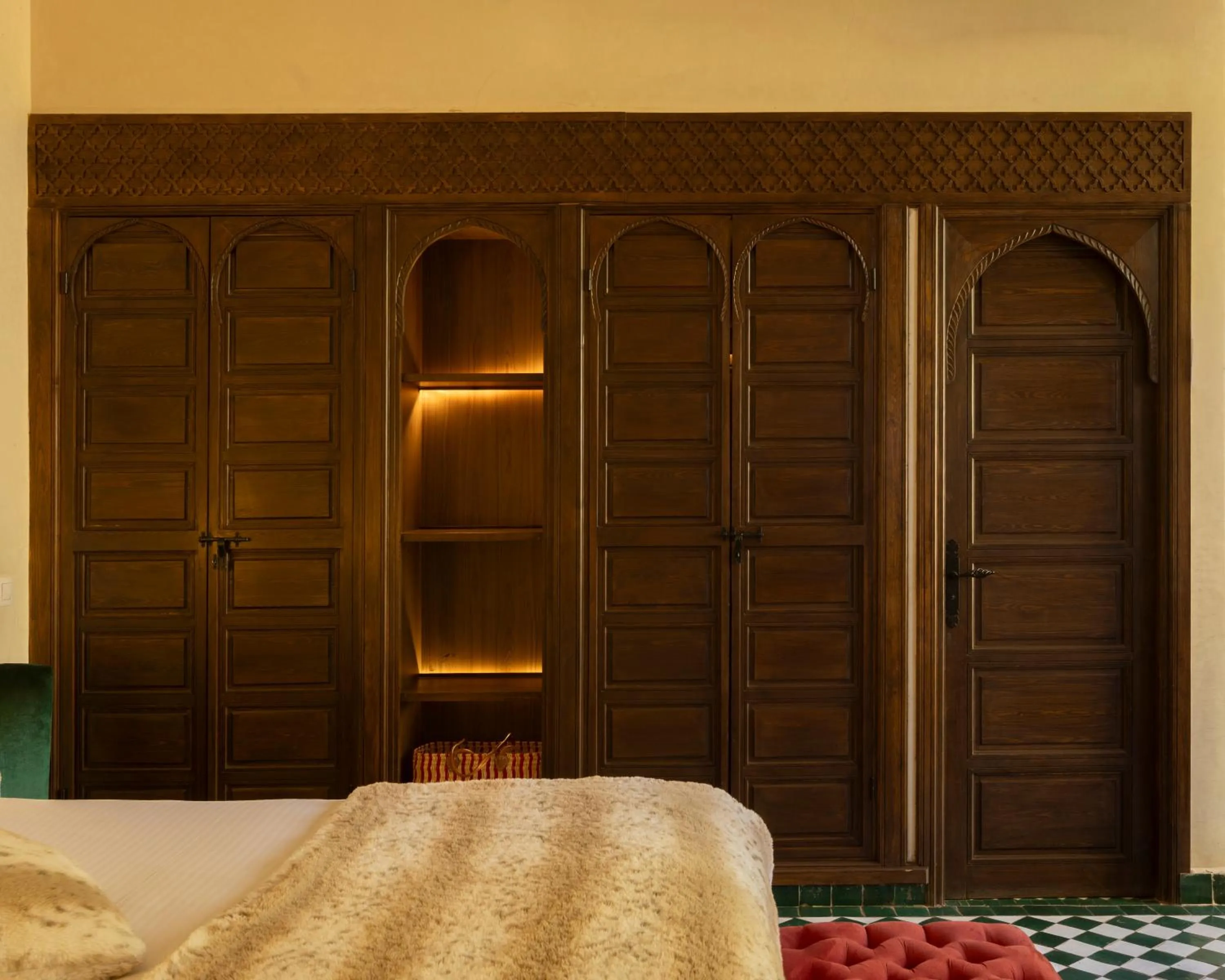 wardrobe in Le Palais Rhoul and Spa