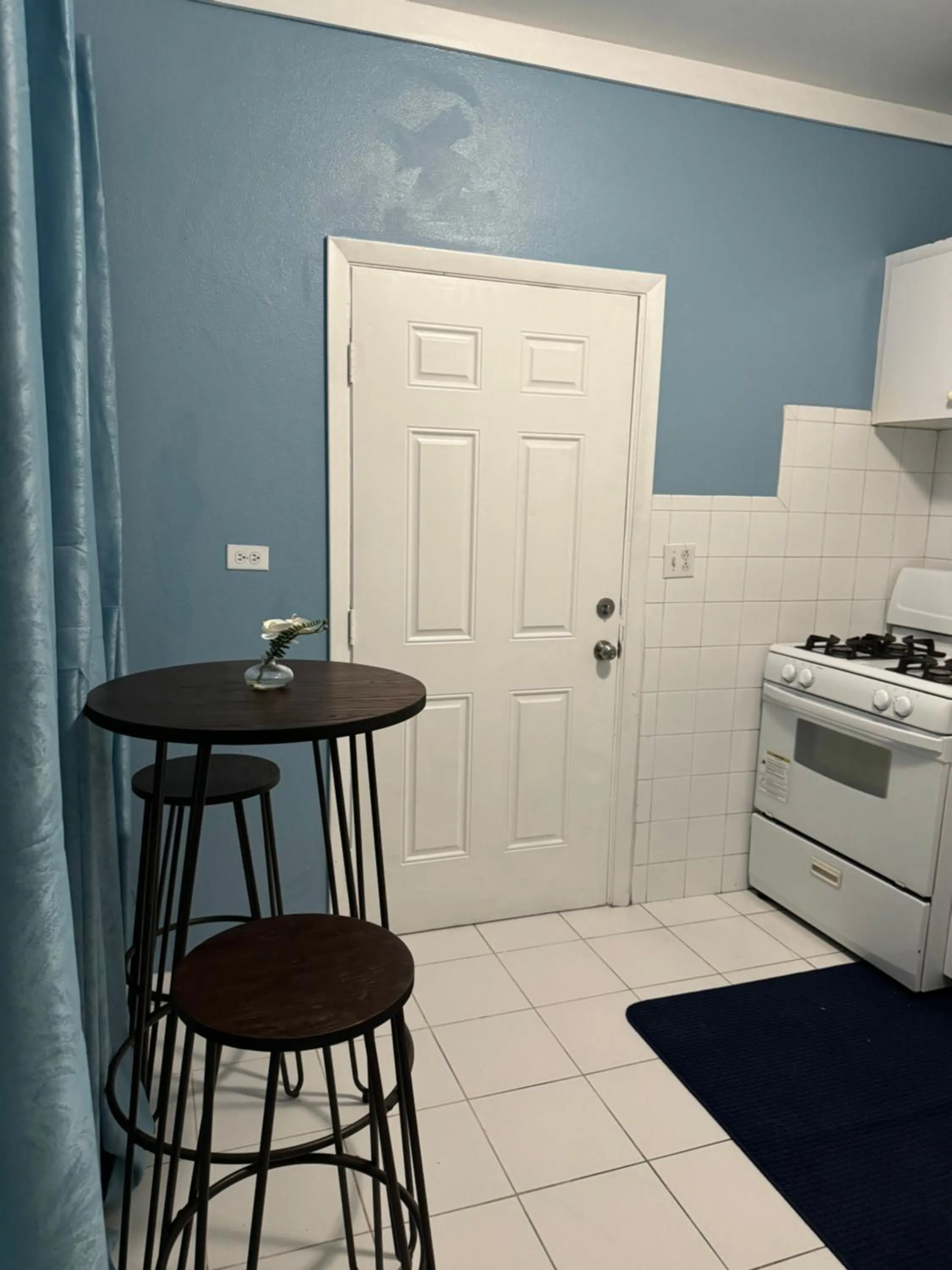 Kitchen or kitchenette in Kozy Bahamas Getaway