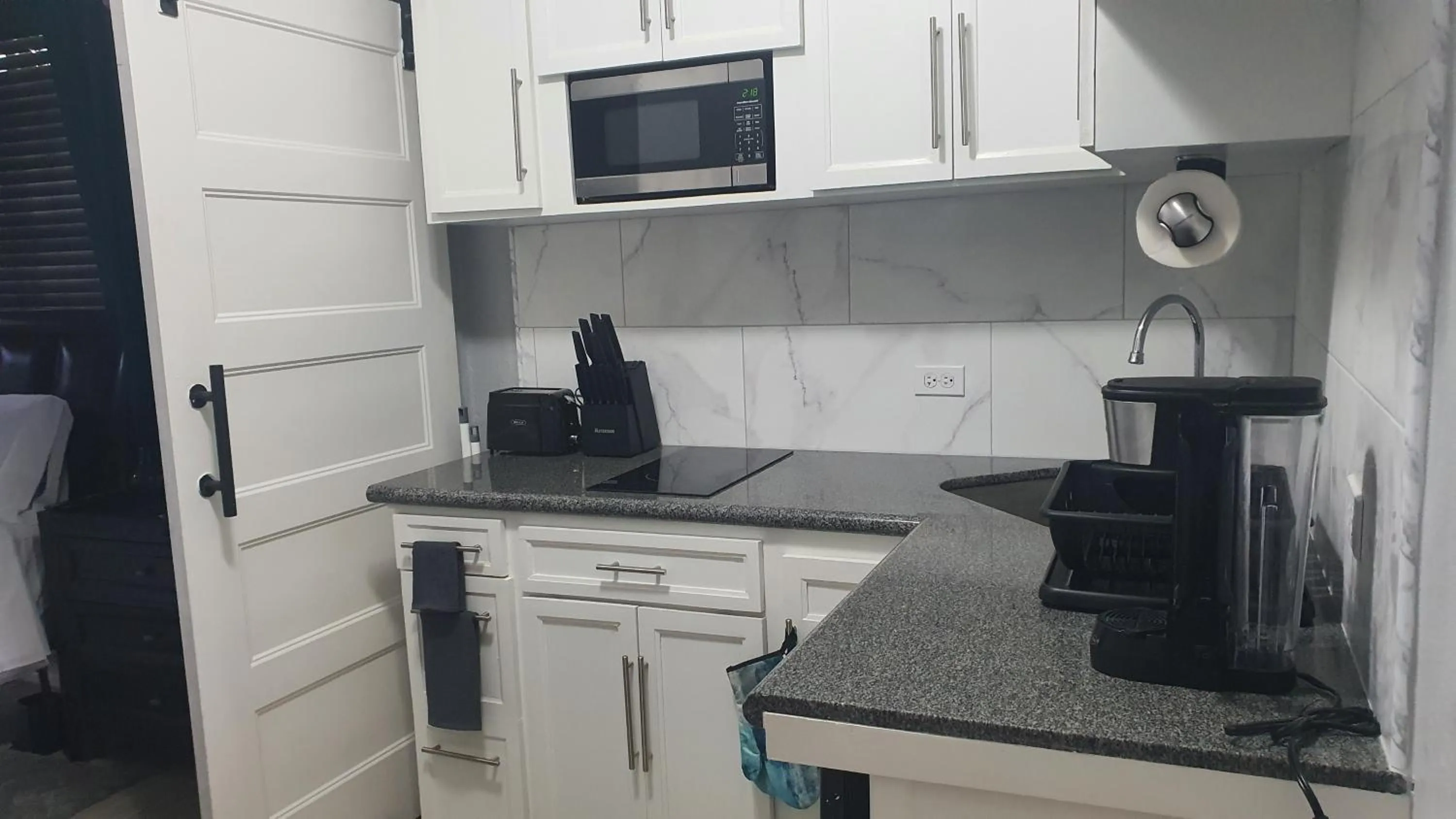 Kitchen or kitchenette in Kozy Bahamas Getaway