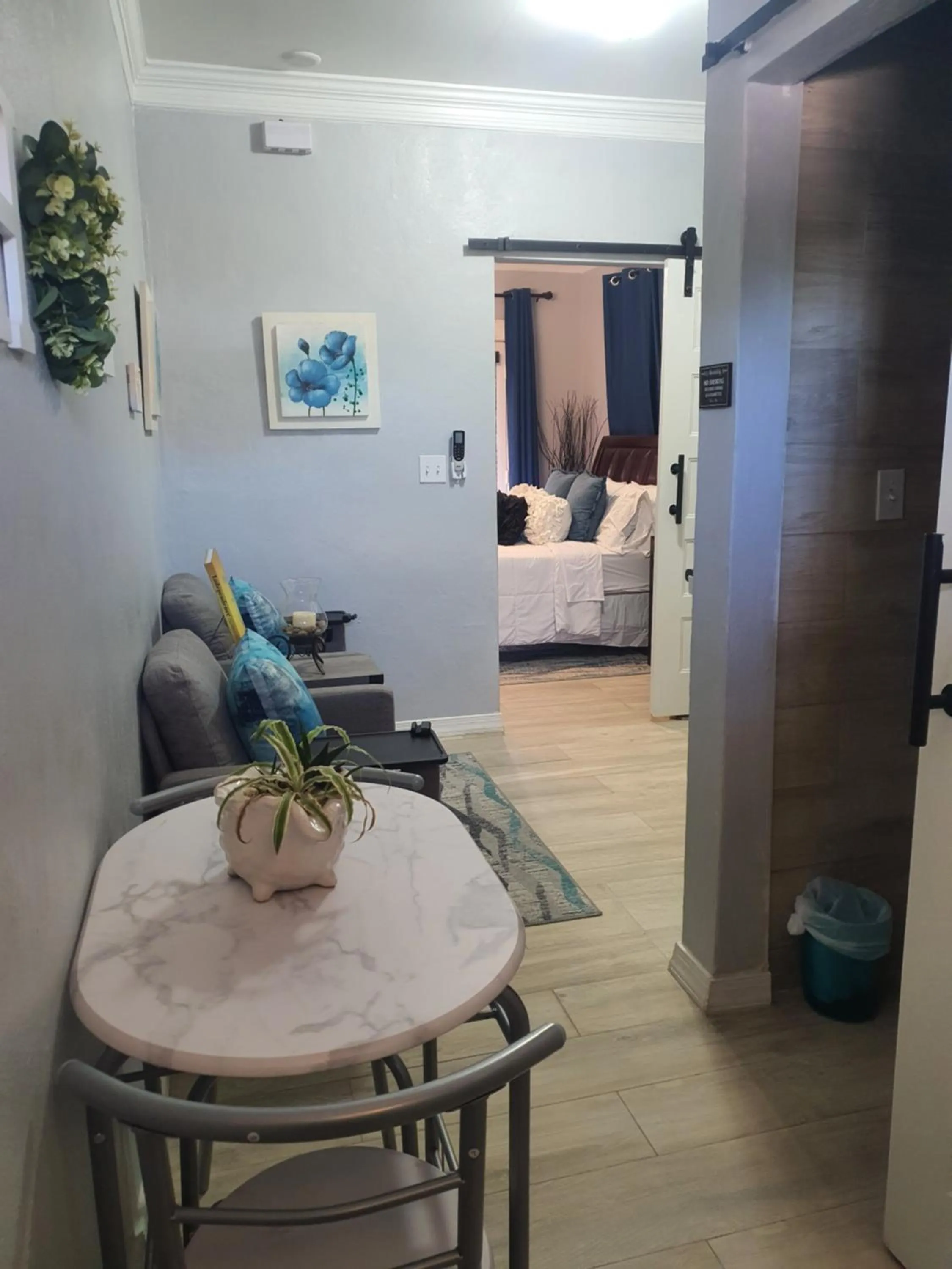 Seating area in Kozy Bahamas Getaway