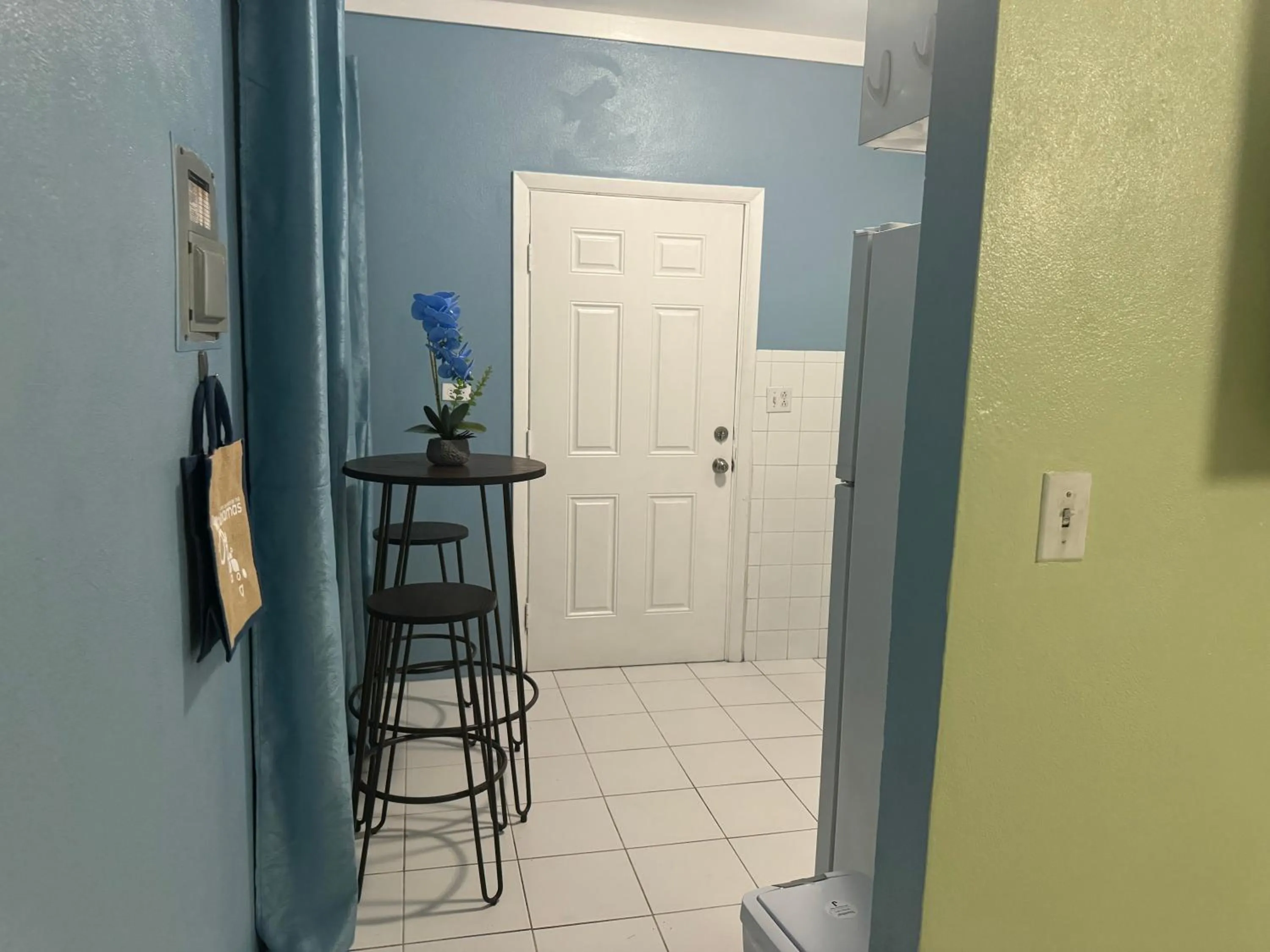 Dining area in Kozy Bahamas Getaway