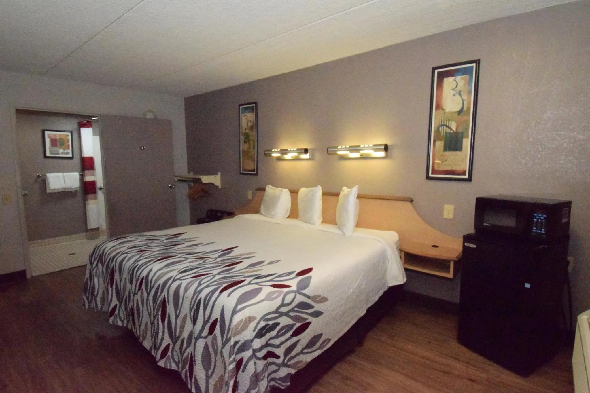 Bedroom, Bed in Red Roof Inn Buffalo - Hamburg/ I-90