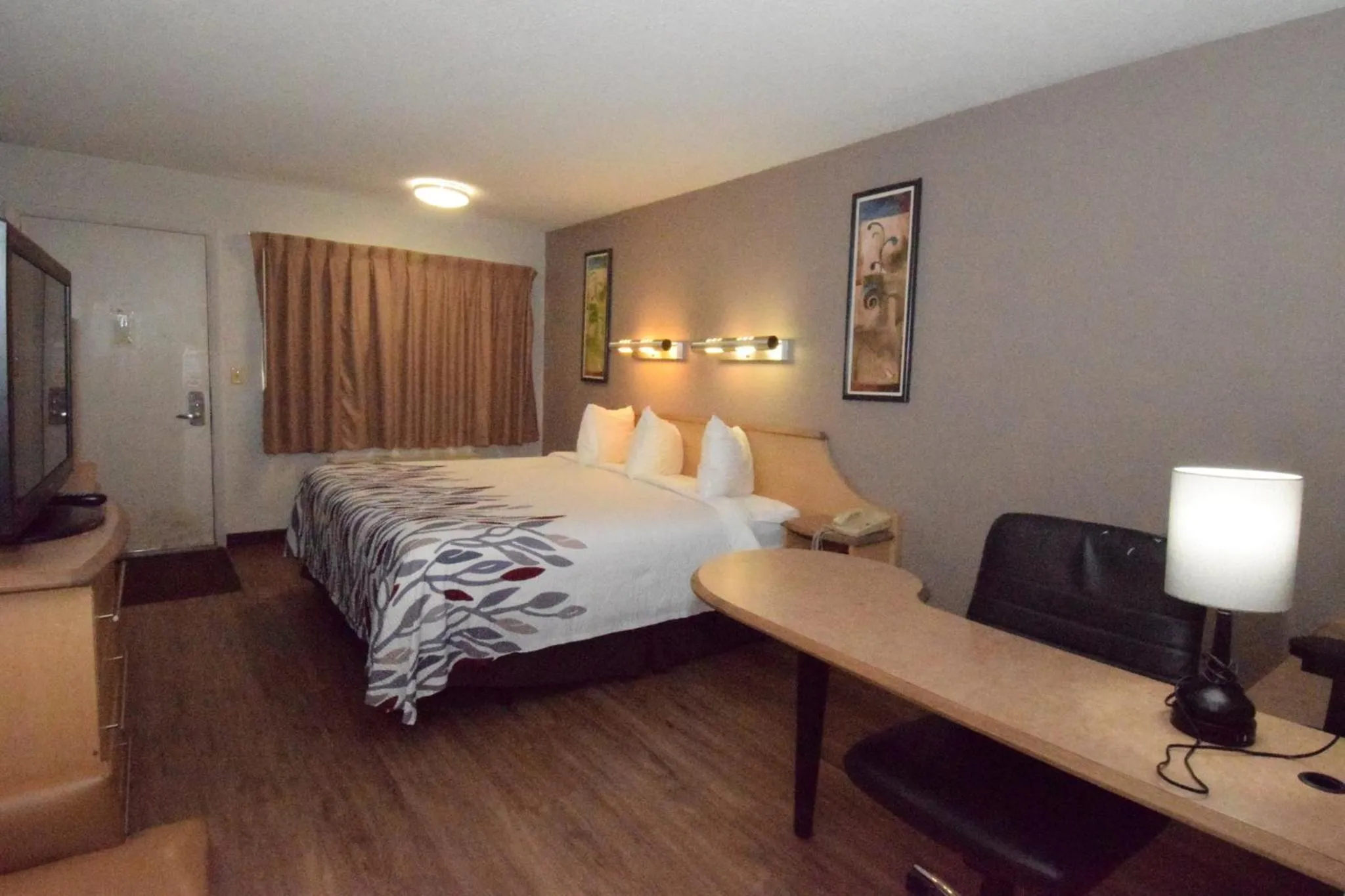 Bedroom, Bed in Red Roof Inn Buffalo - Hamburg/ I-90