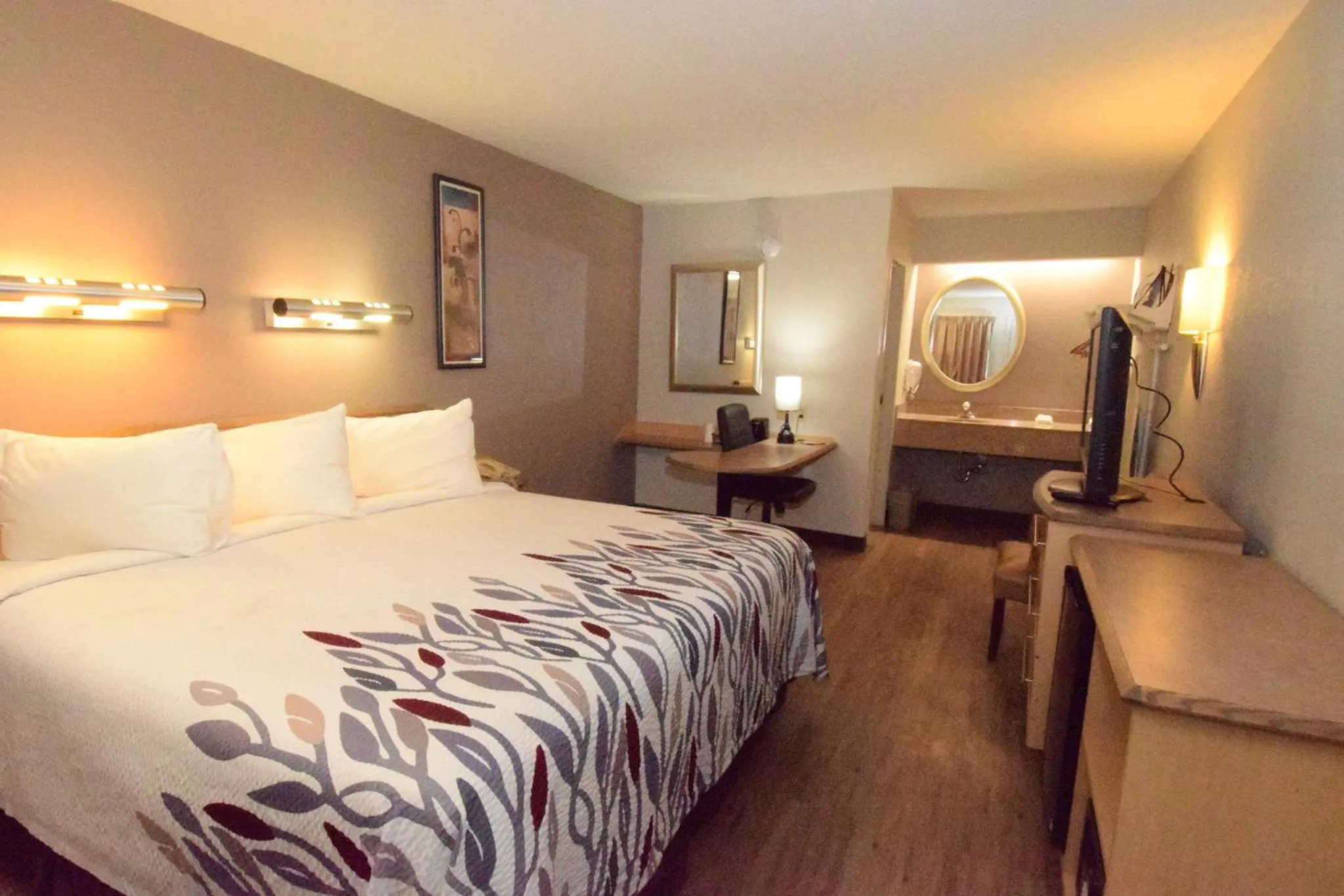 Bedroom, Bed in Red Roof Inn Buffalo - Hamburg/ I-90