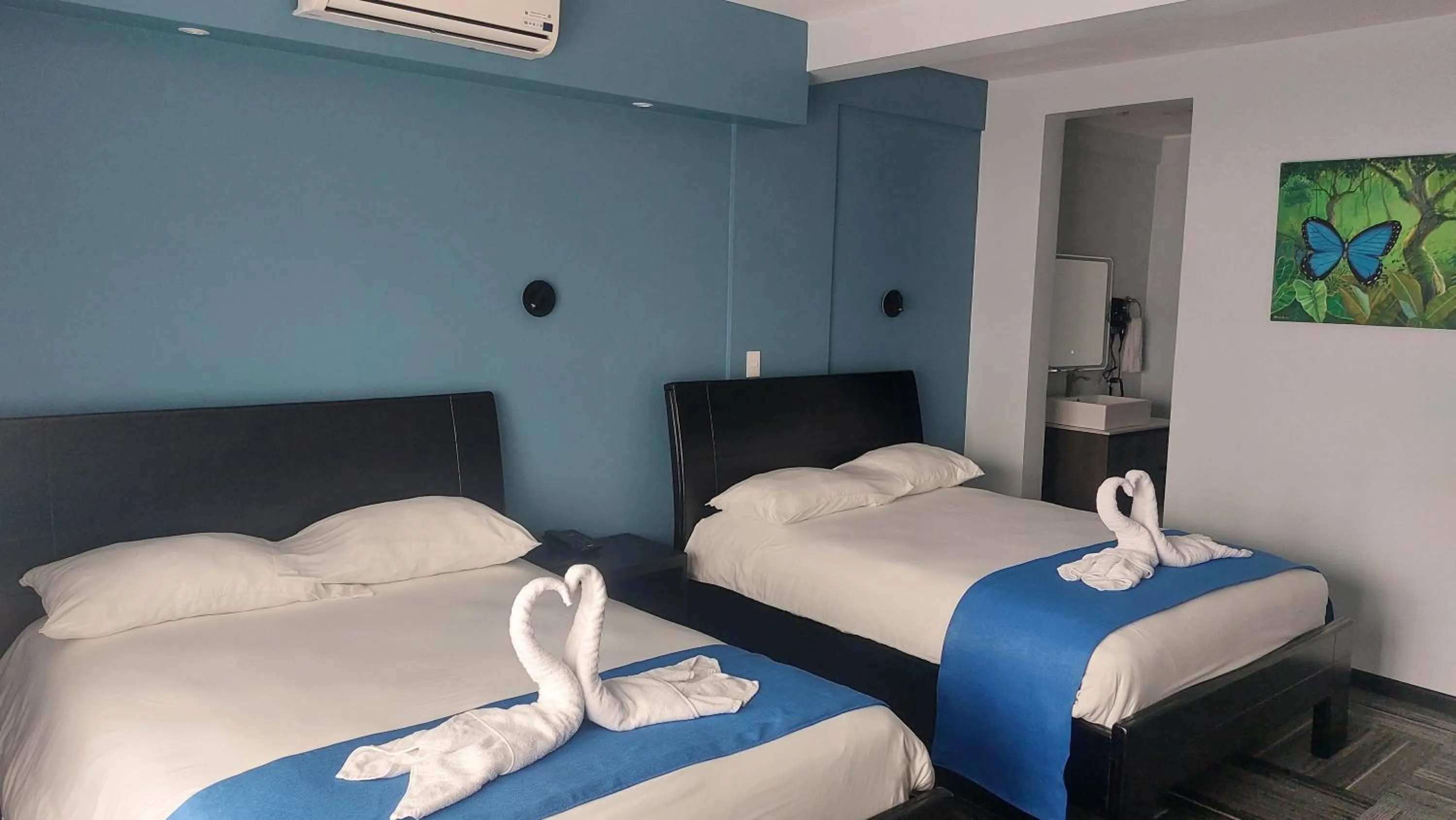 Bedroom, Bed in Hotel Luckys