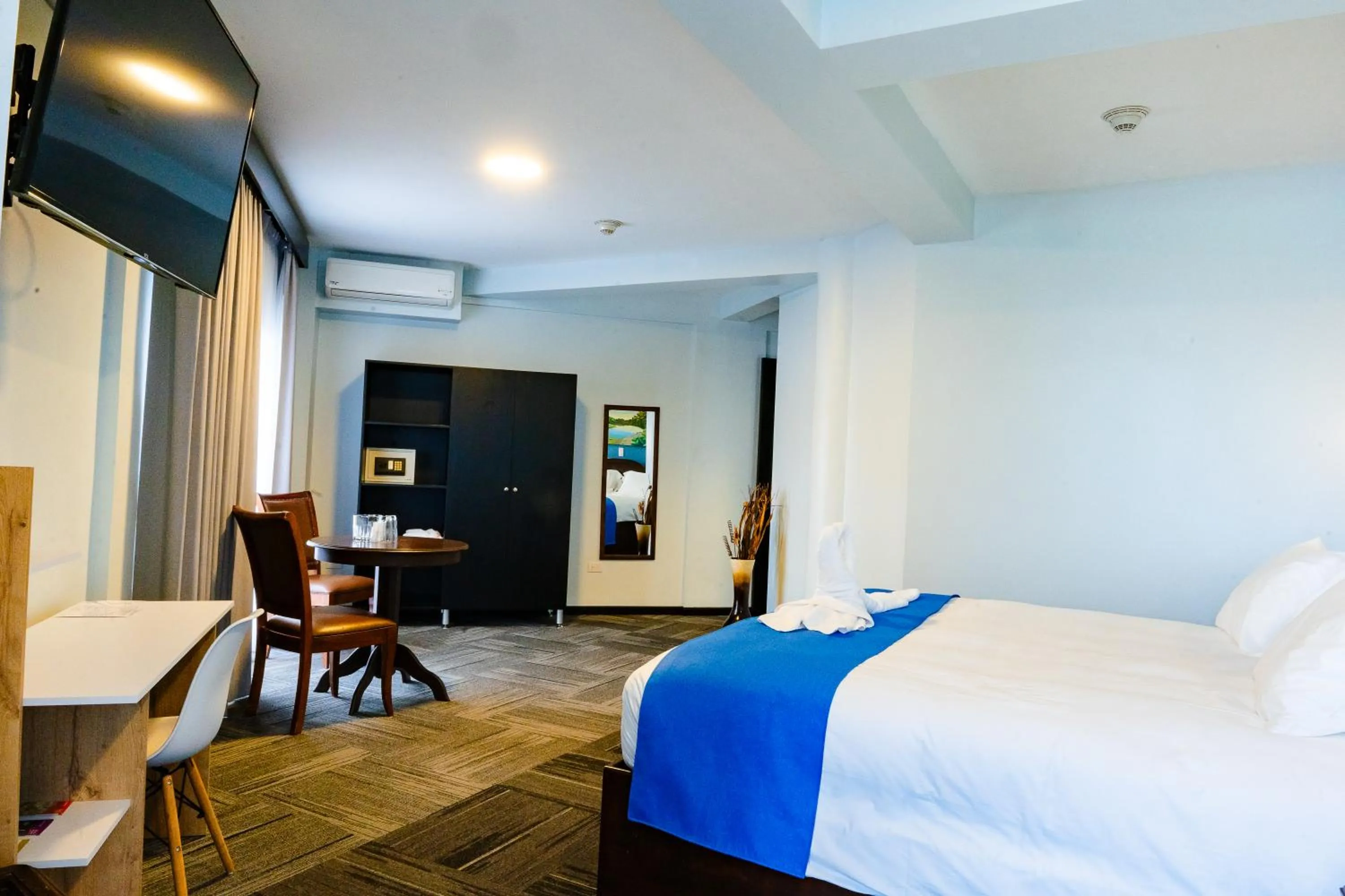 Bedroom, Bed in Hotel Luckys